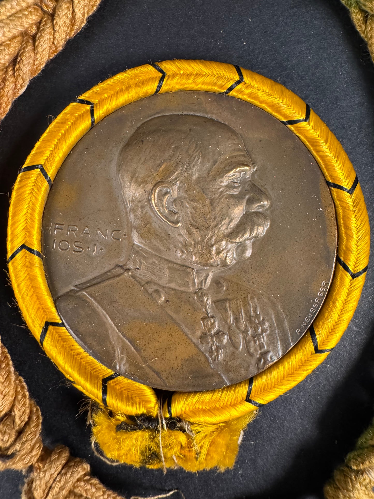 Photo 2 of WW1 Austrian 1914 Emperor Franz Joseph I Medallion - collectible militaria item