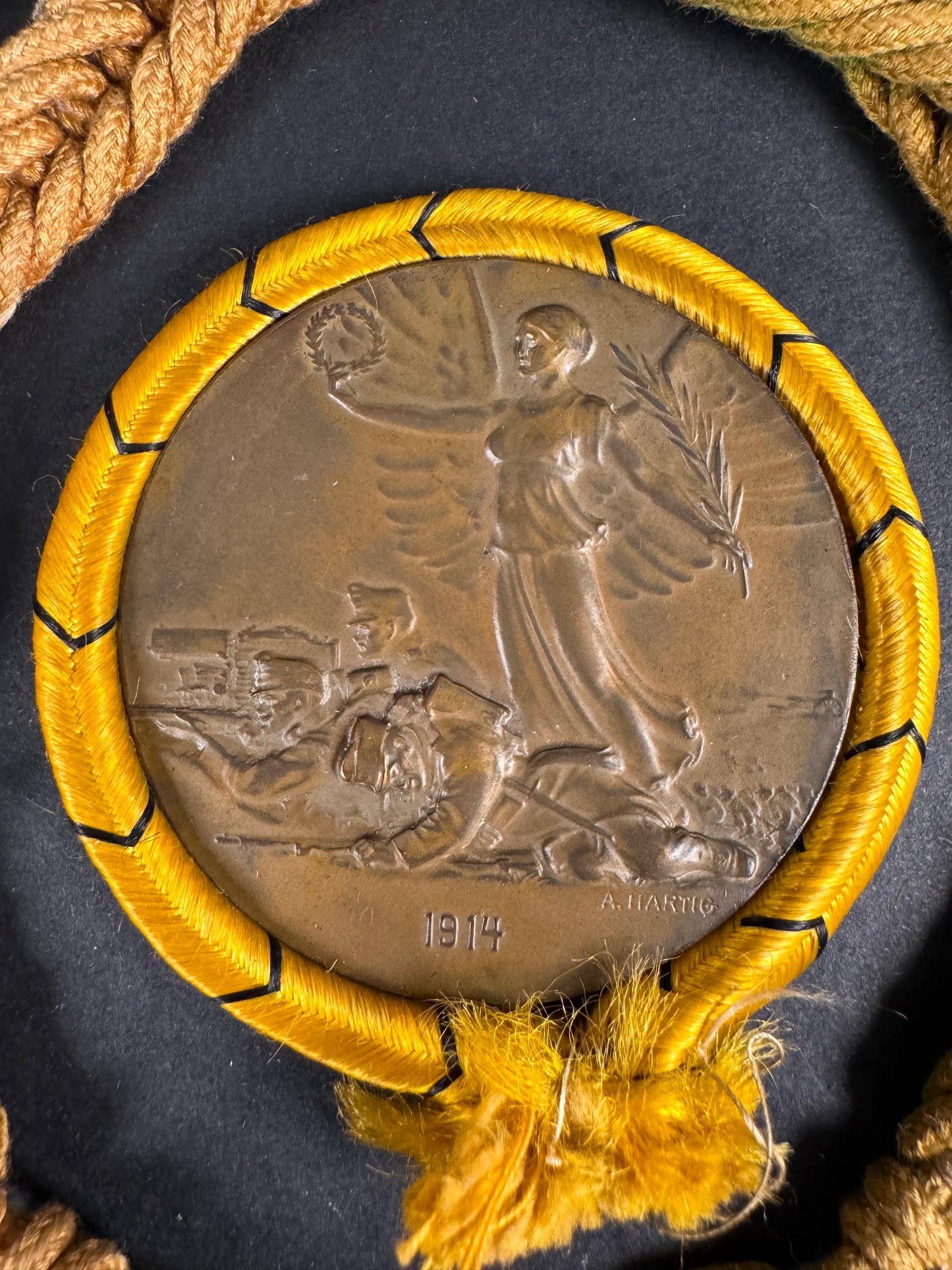 Photo 3 of WW1 Austrian 1914 Emperor Franz Joseph I Medallion - collectible militaria item