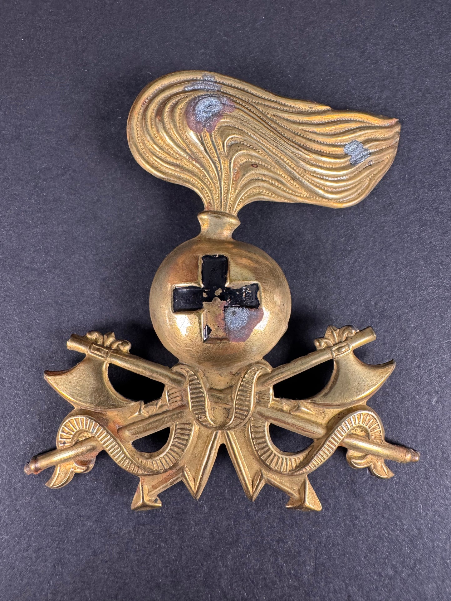 Photo 1 of WW2 Italian Army Pioneer Cap Badge - collectible militaria item