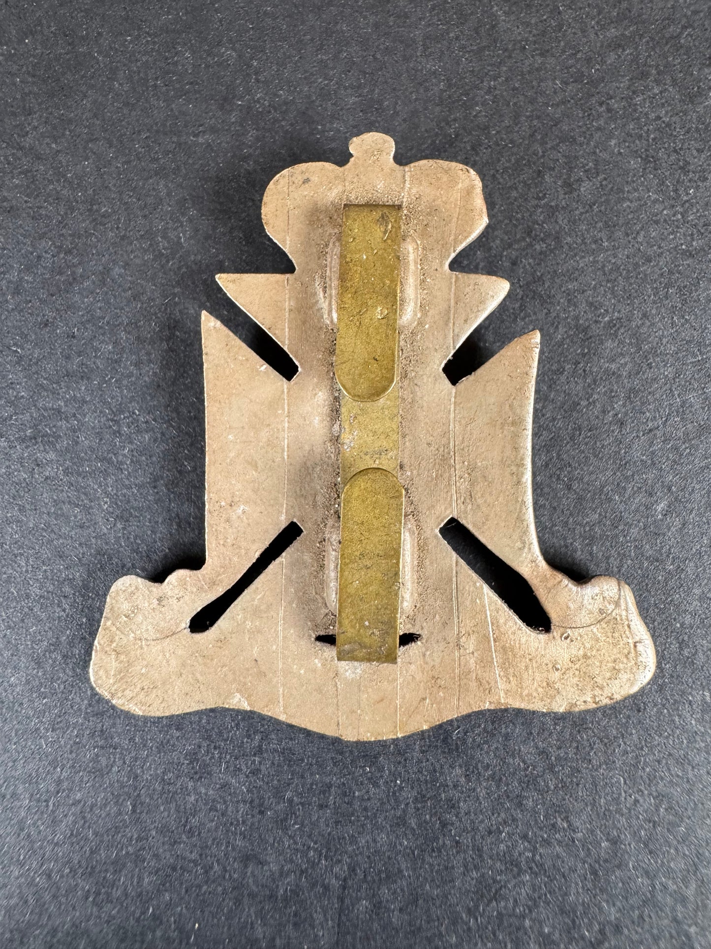 Photo 2 of WW2 British Army Wiltshire Regiment War Economy Plastic Cap Badge - collectible militaria item