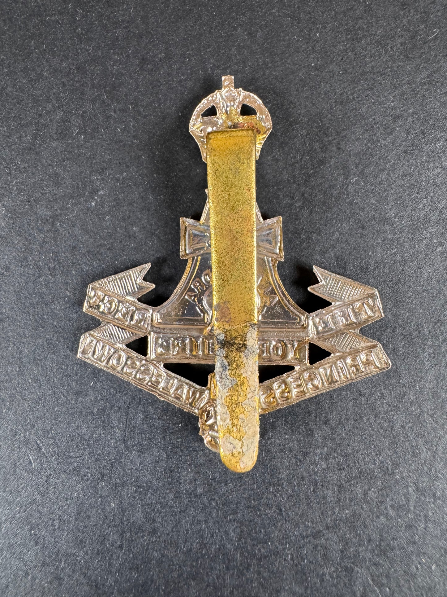 Photo 2 of WW2 British Army The Princess of Wales Yorkshire Regiment Cap Badge - collectible militaria item