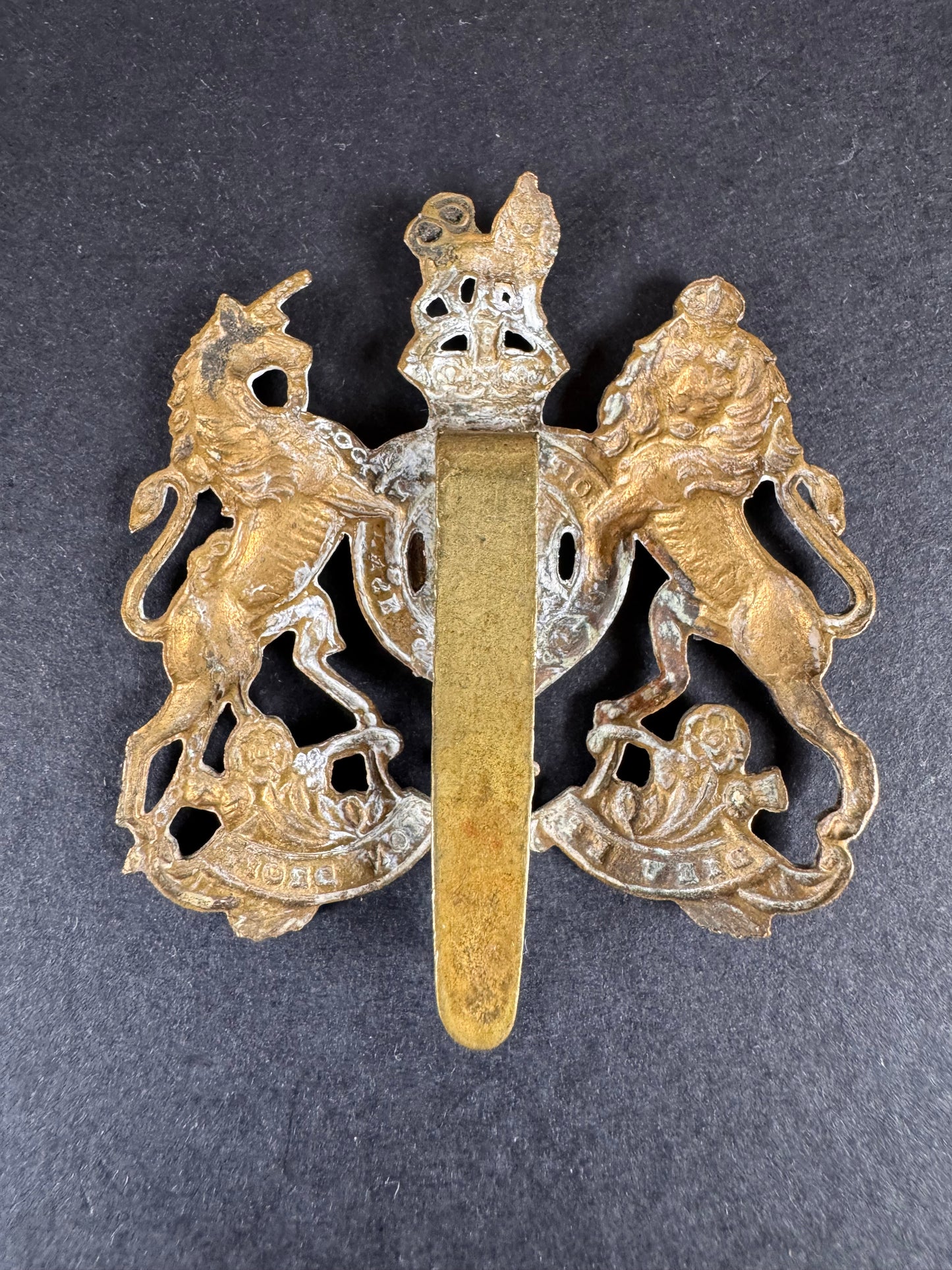 Photo 2 of WW1 British Army General Service Corps Cap Badge - collectible militaria item
