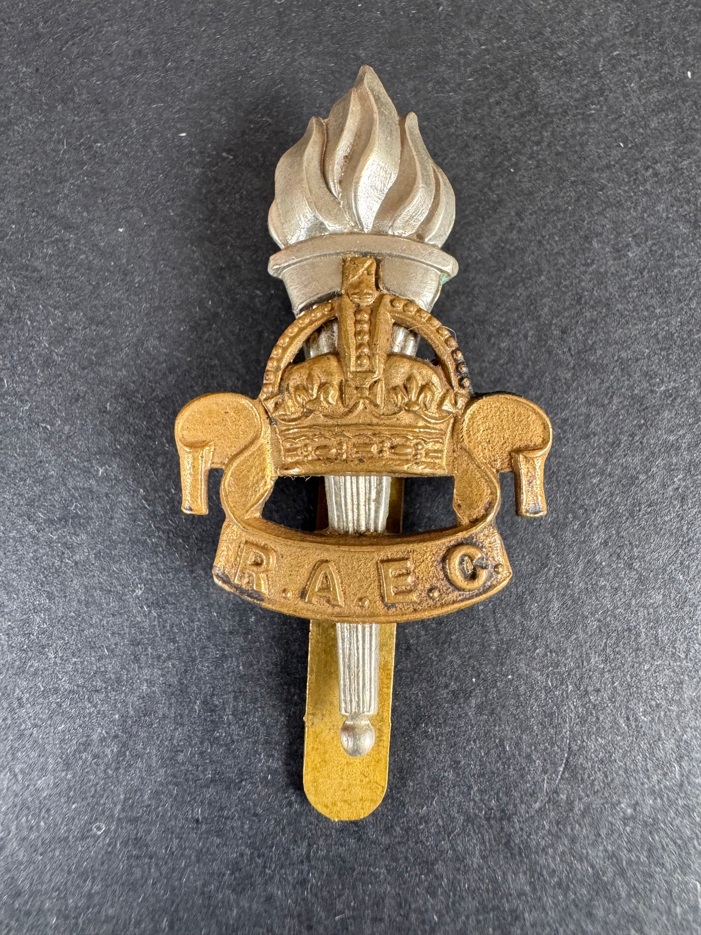 WW2 British Royal Army Education Corps (RAEC) Cap Badge