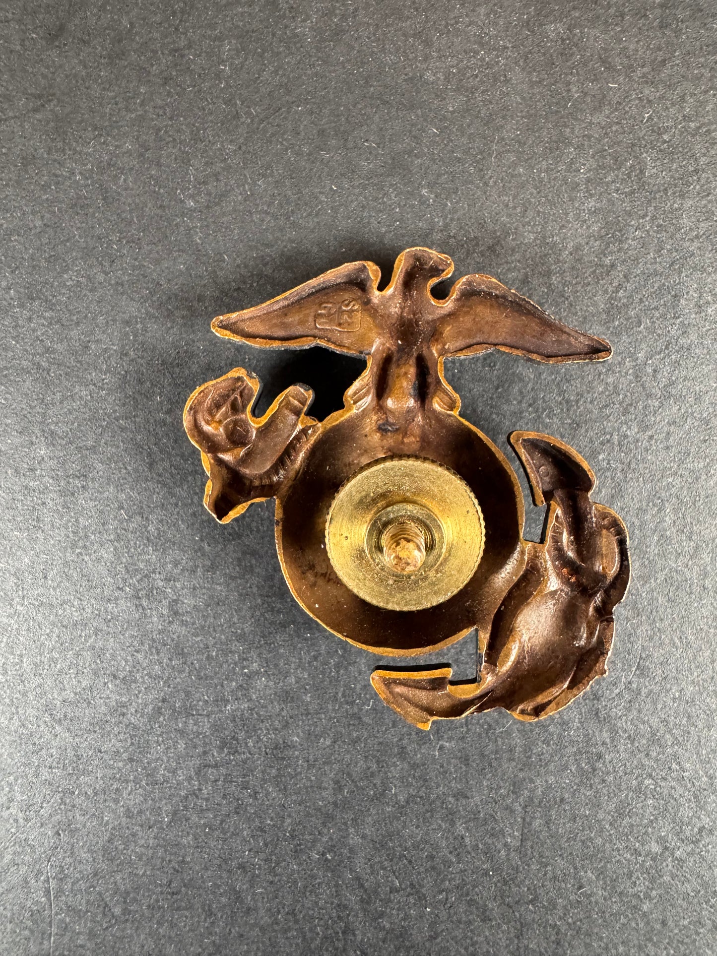 Photo 2 of WW2 United States Marine Corps Cap Badge S2 G1 USMC - collectible militaria item