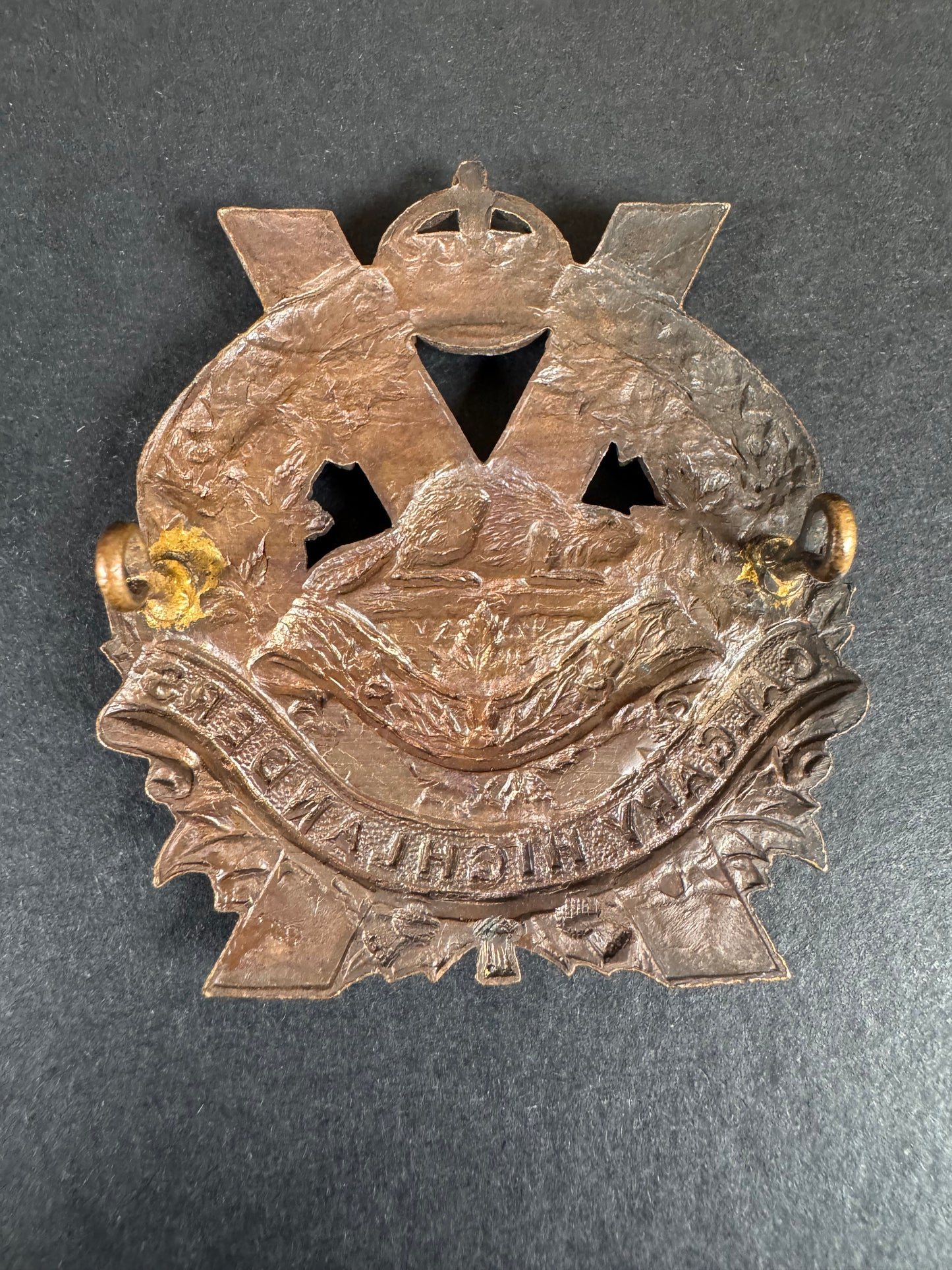 Photo 2 of WW2 Canadian Army Calgary Highlanders Cap Badge - collectible militaria item