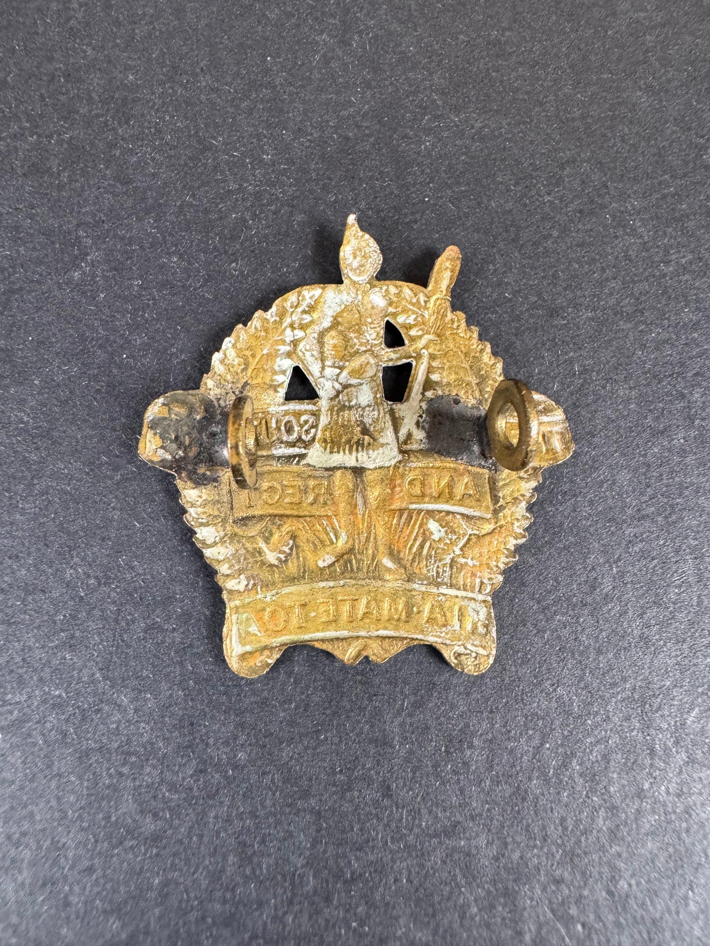 Photo 2 of WW1 New Zealand Army The Otago and Southland Regiment Cap Badge ANZAC NZEF - collectible militaria item