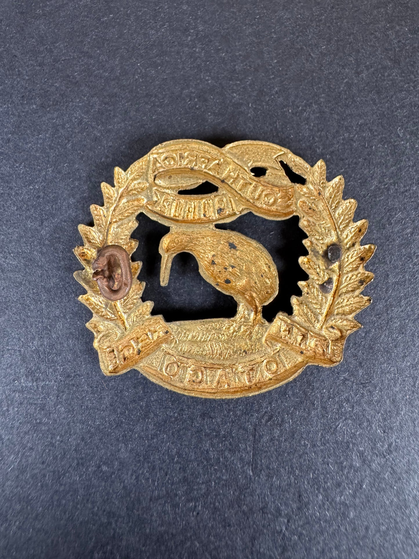 Photo 2 of WW1 New Zealand Army The 4th Otago Regiment Cap Badge ANZAC NZEF - collectible militaria item