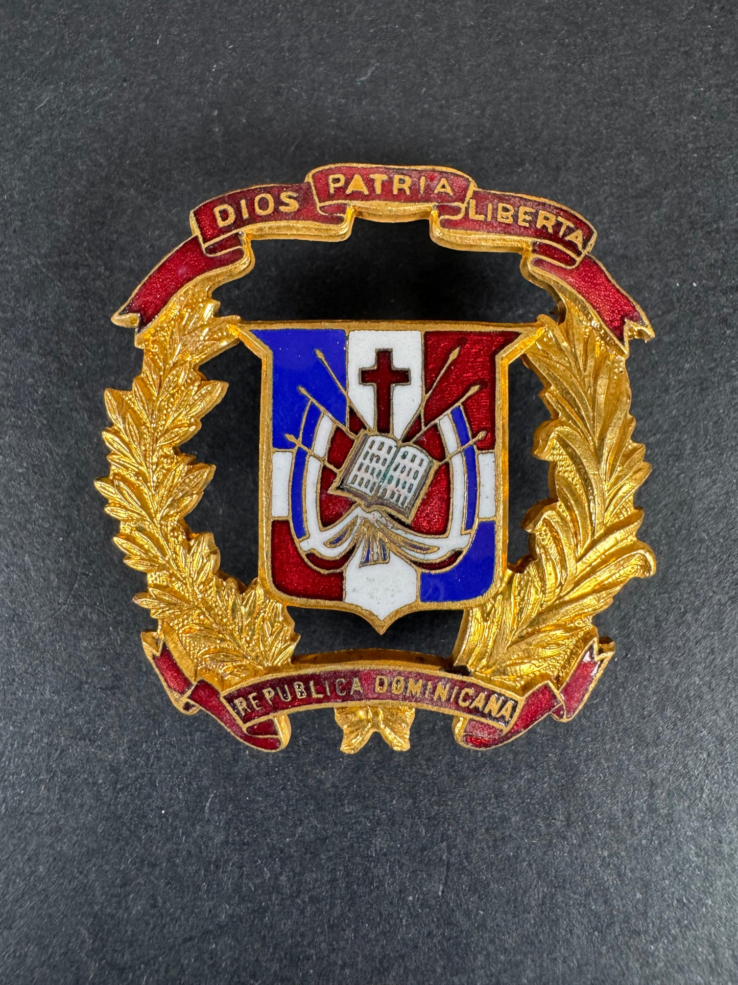 Photo 1 of Dominican Republic Army Officer's Enamel Cap Badge - collectible militaria item