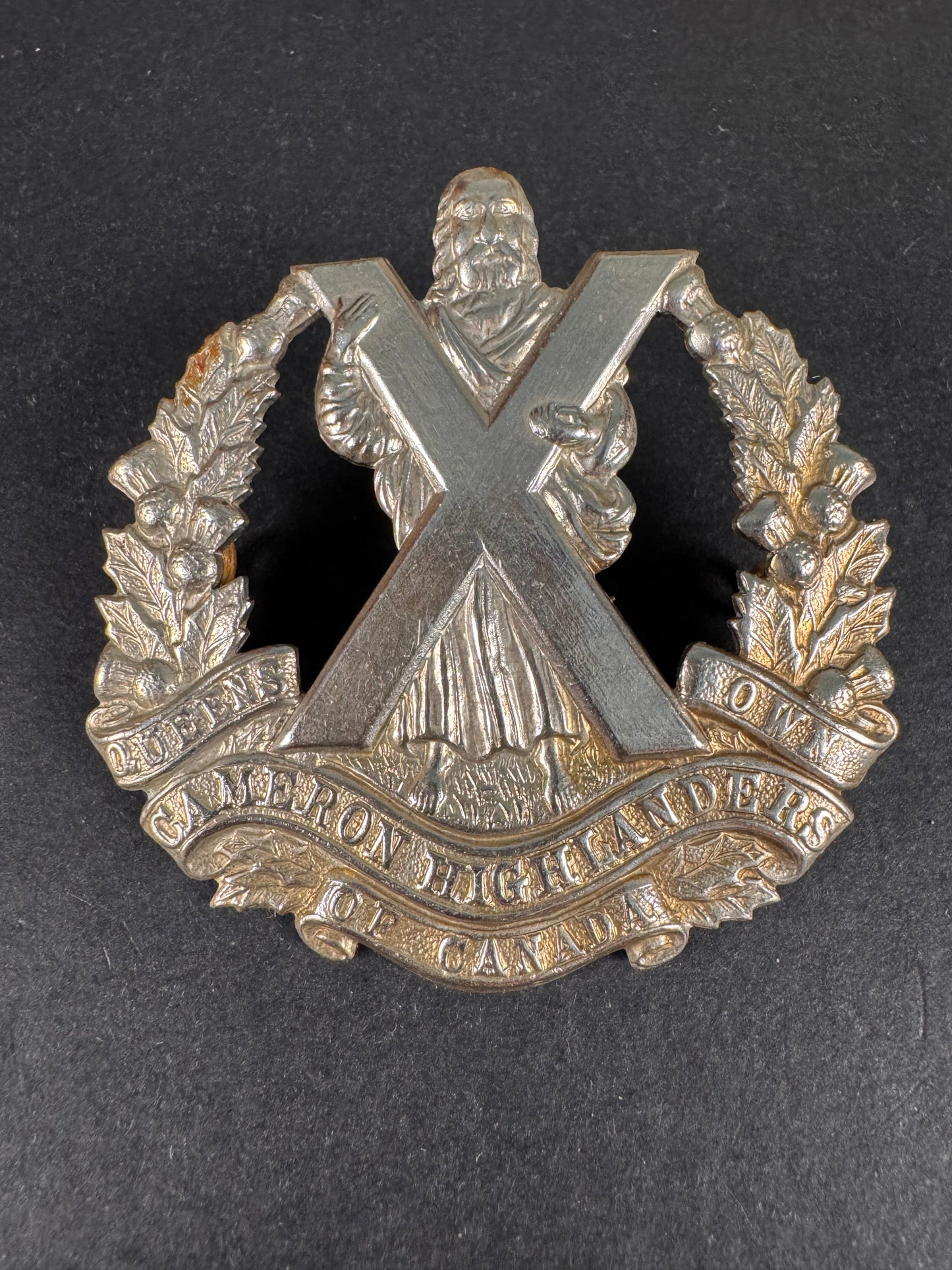 Photo 1 of WW2 Canadian Army Queen's Own Cameron Highlanders of Canada Cap Badge - collectible militaria item