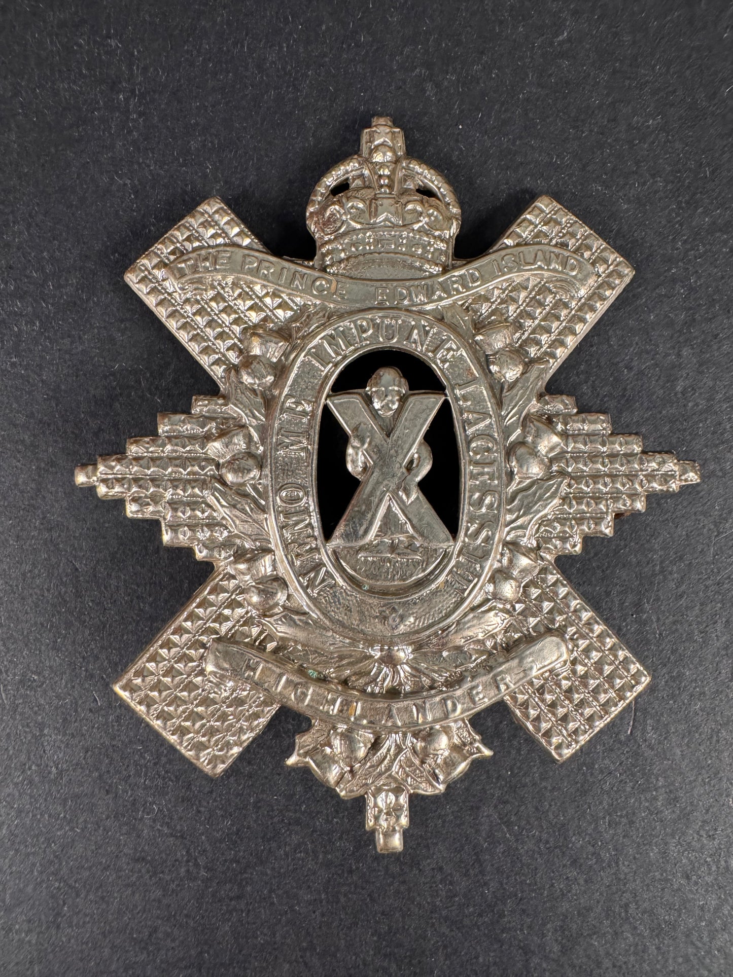 Photo 1 of WW2 Canadian Army Prince Edward Island Highlanders Cap Badge - collectible militaria item