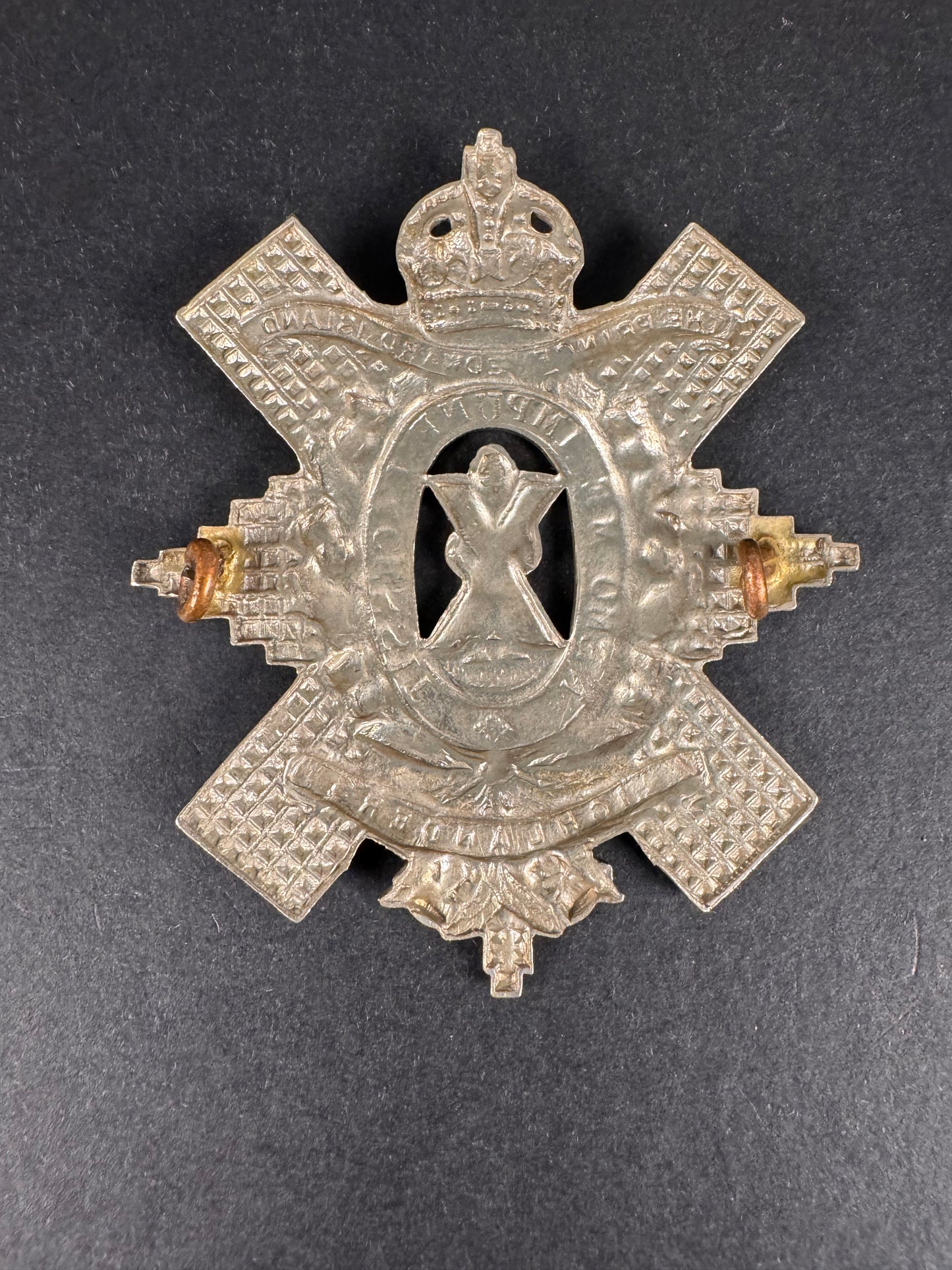 Photo 2 of WW2 Canadian Army Prince Edward Island Highlanders Cap Badge - collectible militaria item