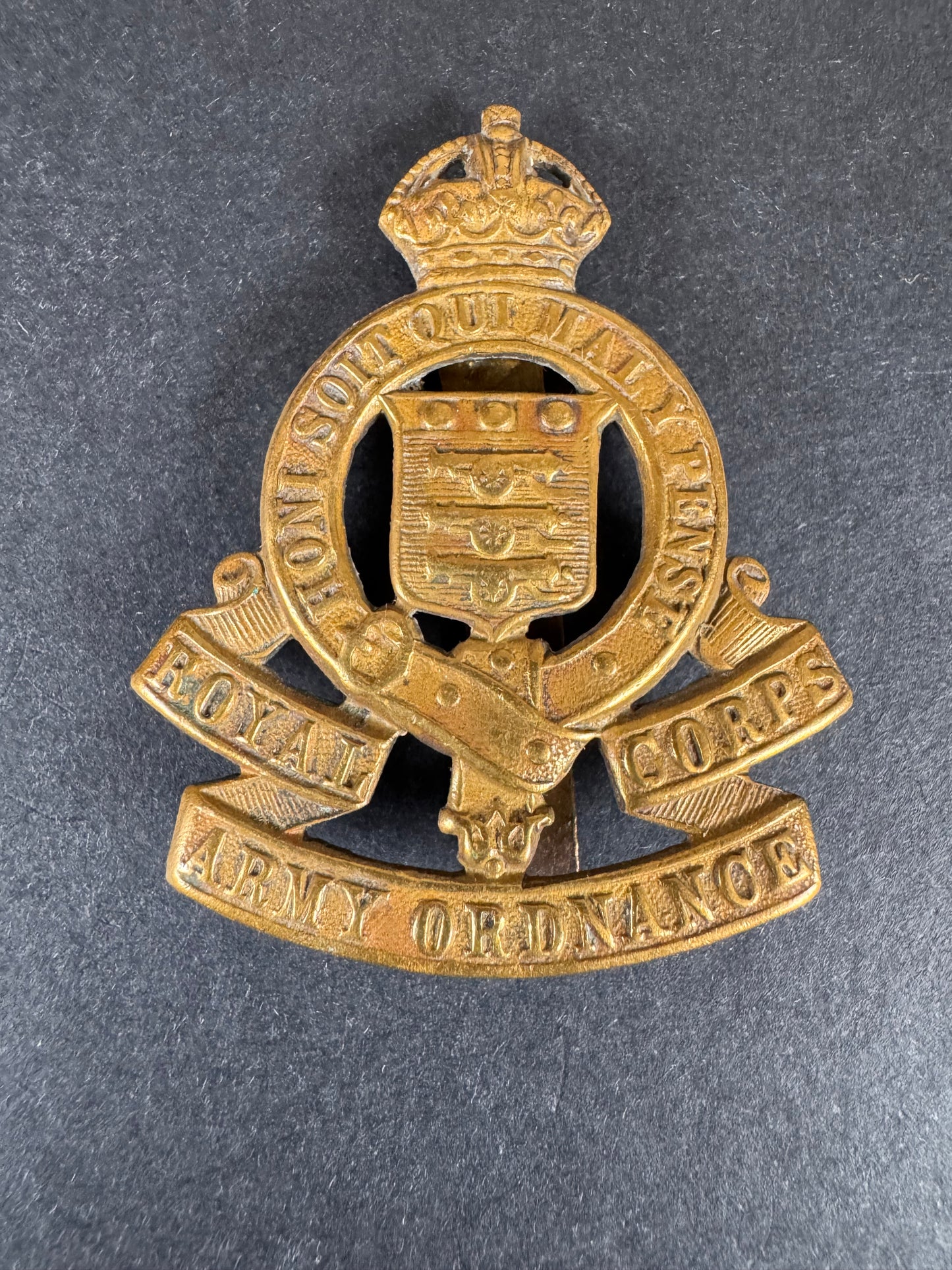 Photo 1 of WW2 British Royal Army Ordnance Corps Cap Badge RAOC - collectible militaria item