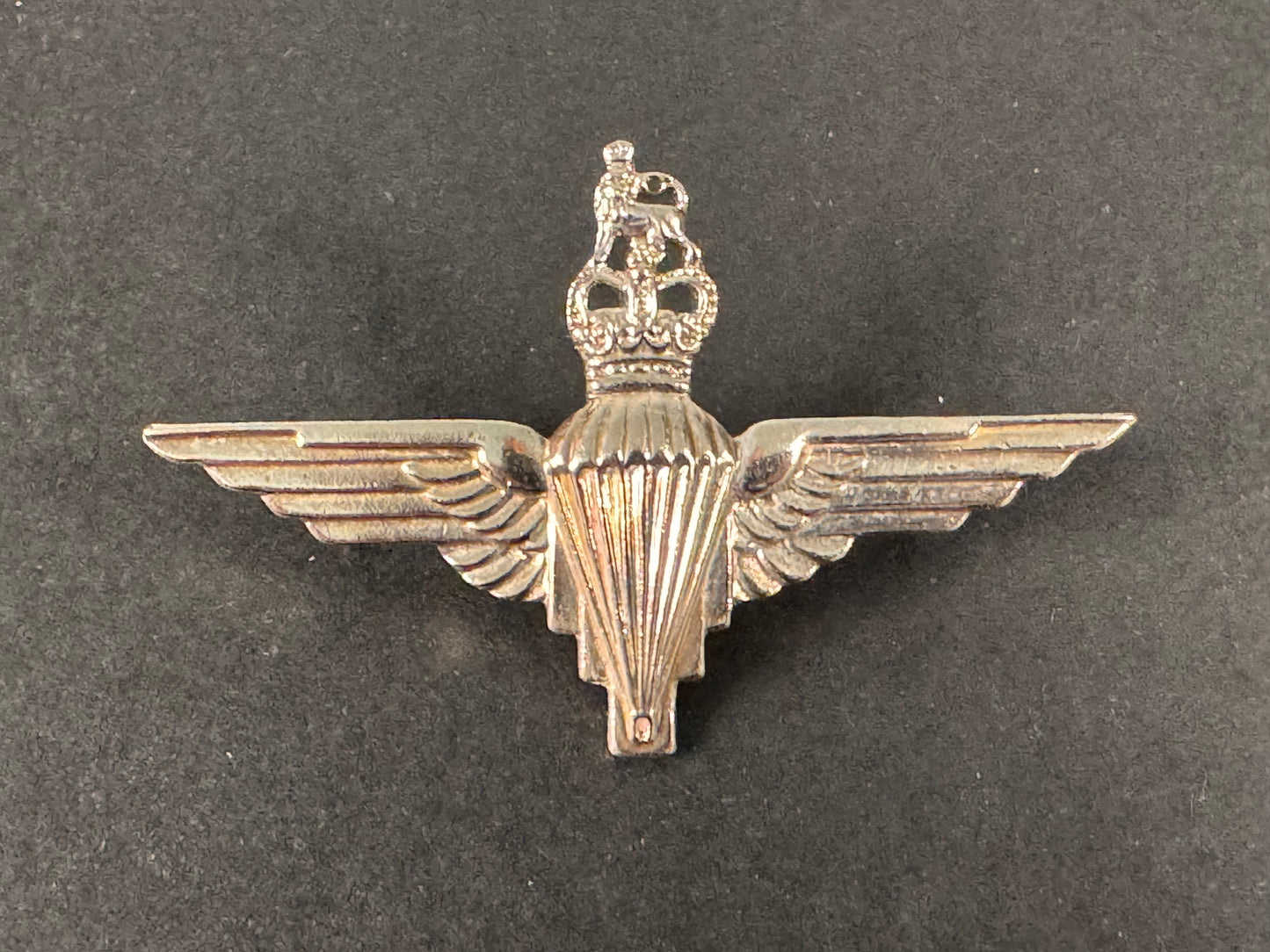 Photo 1 of After WW2 British Army Parachute Regiment Officer's Silver Cap Badge - collectible militaria item