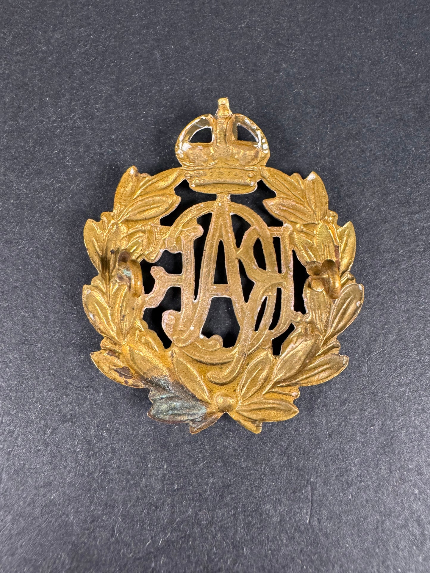 Photo 2 of WW2 Royal Canadian Air Force Cap Badge RCAF - collectible militaria item