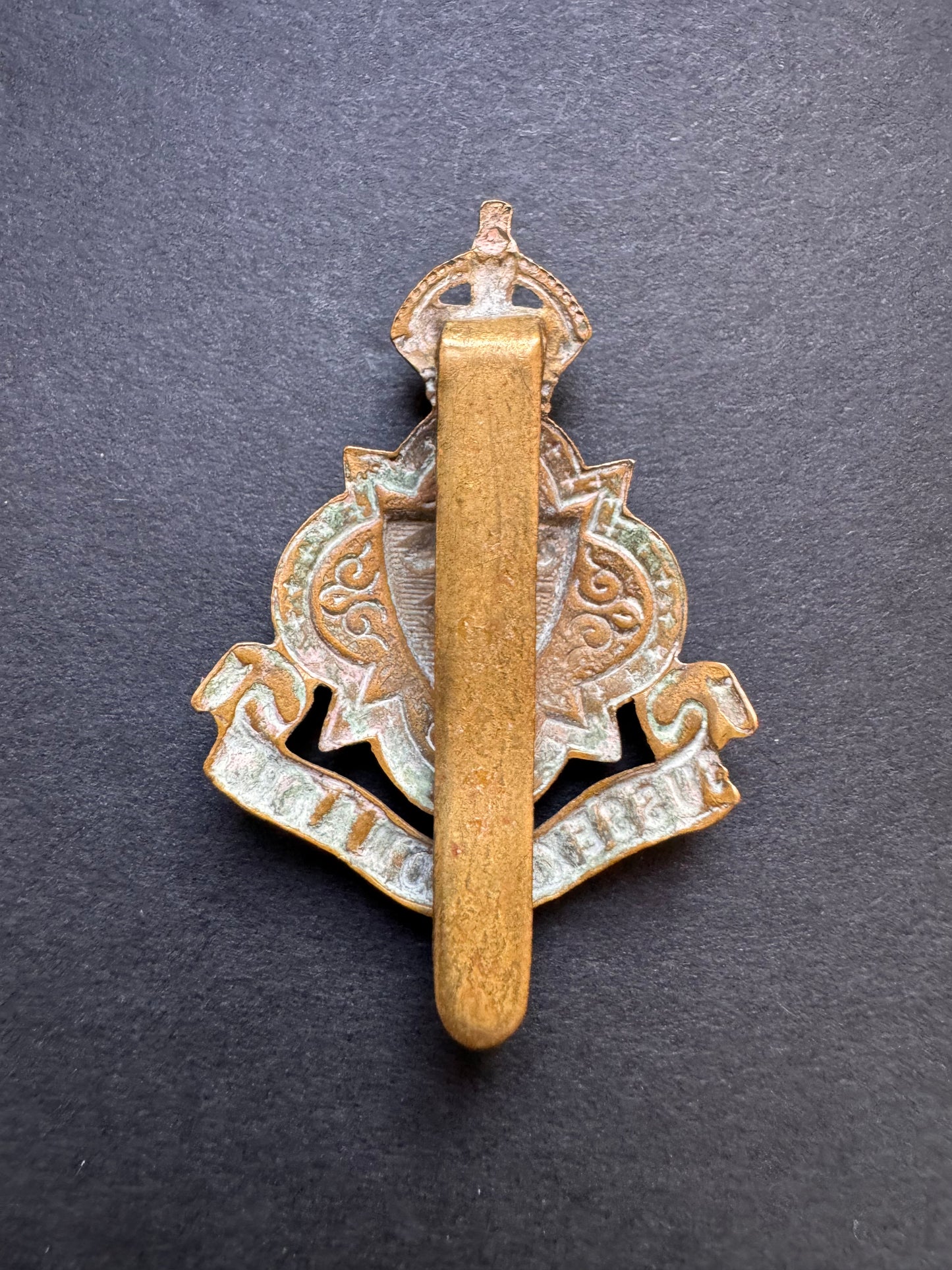 Photo 2 of WW1 British Army Sussex Yeomanry Cap Badge - collectible militaria item