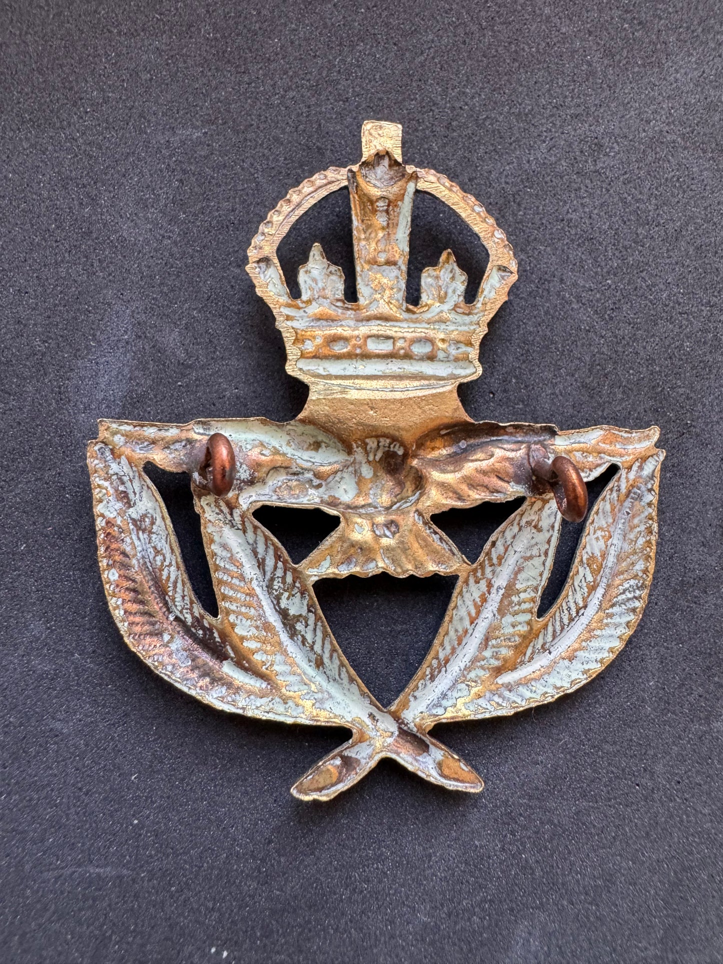 Photo 2 of WW2 British Royal Air Force Warrant Officer's Cap Badge RAF - collectible militaria item
