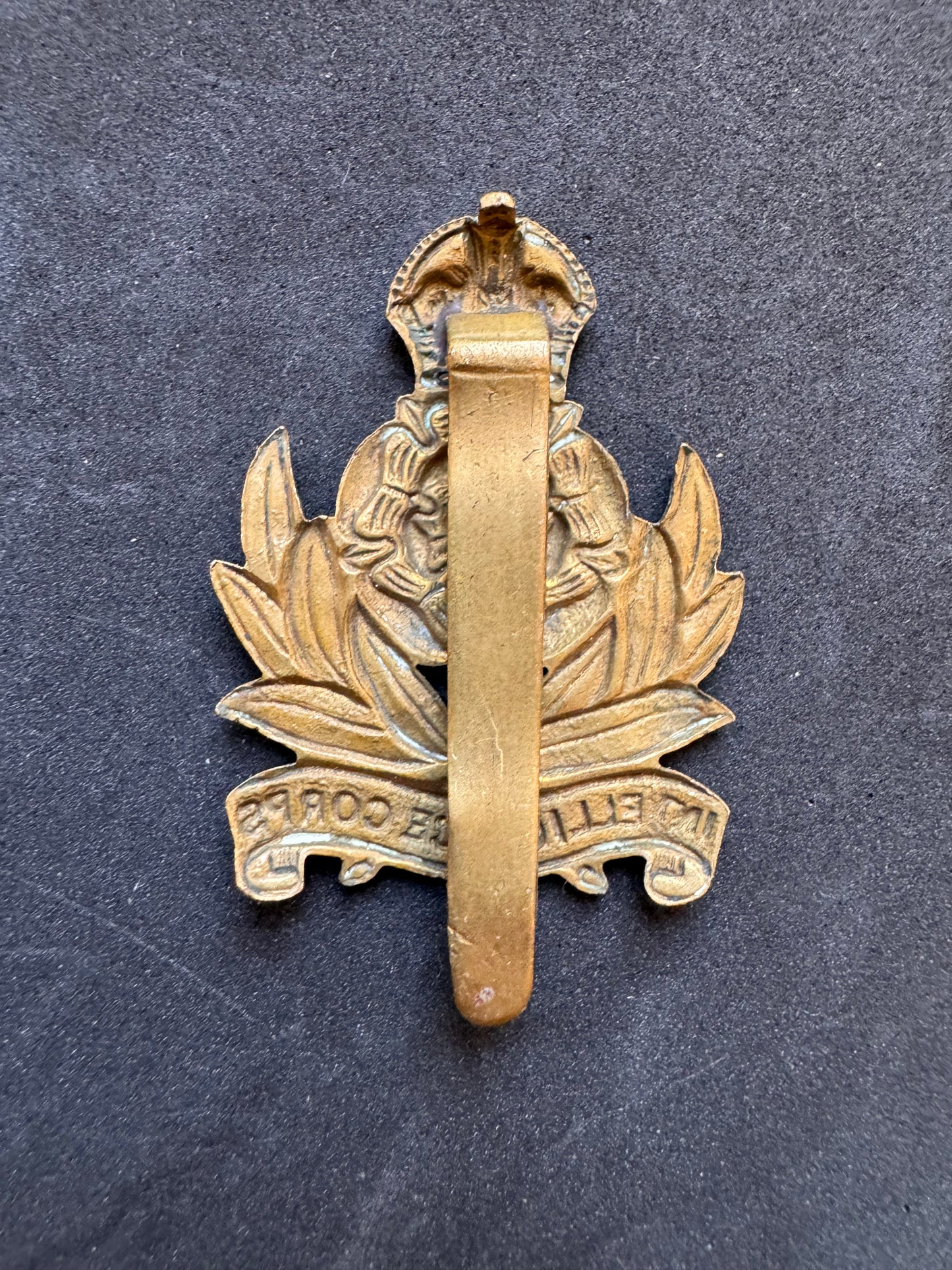 Photo 2 of WW2 British Army Intelligence Corps Cap Badge - collectible militaria item