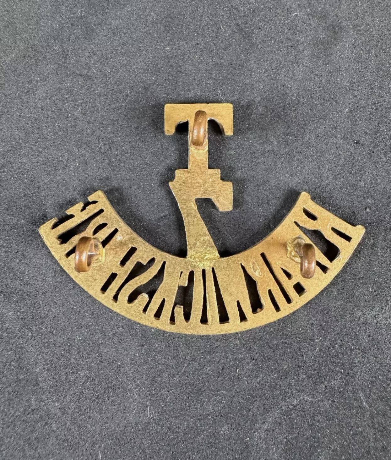 Photo 2 of WW1 British Army T7 WARWICKSHIRE Shoulder Title - collectible militaria item
