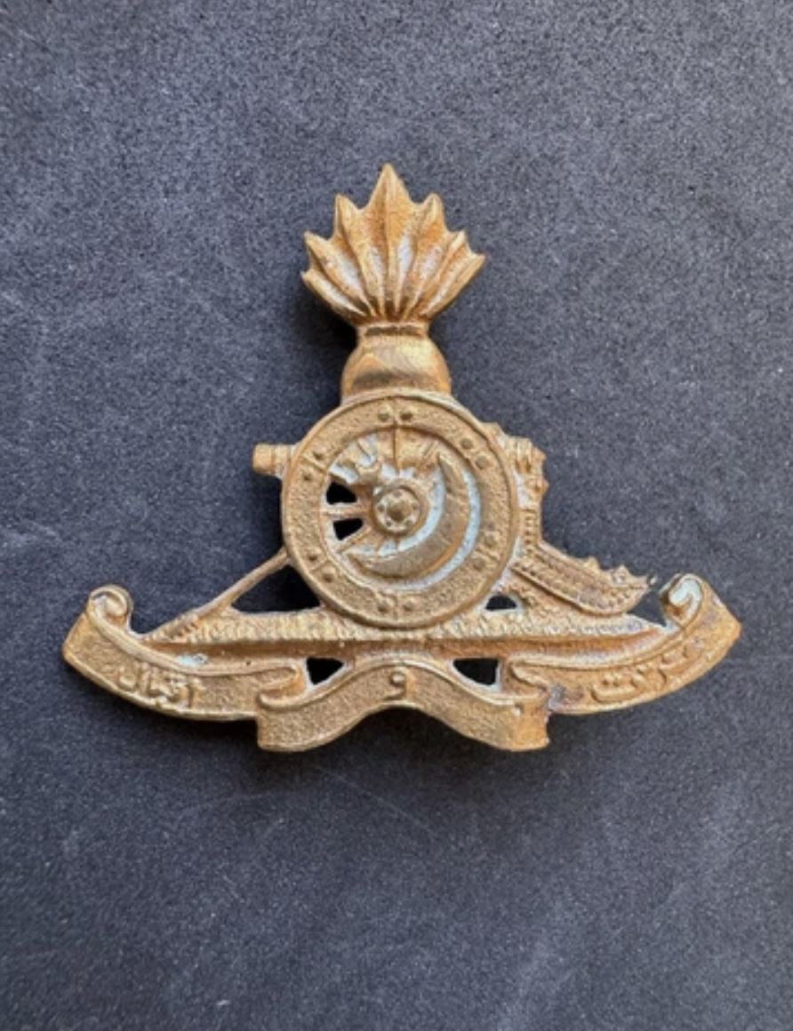 Photo 1 of After WW2 Pakistan Army Artillery Cap Badge - collectible militaria item