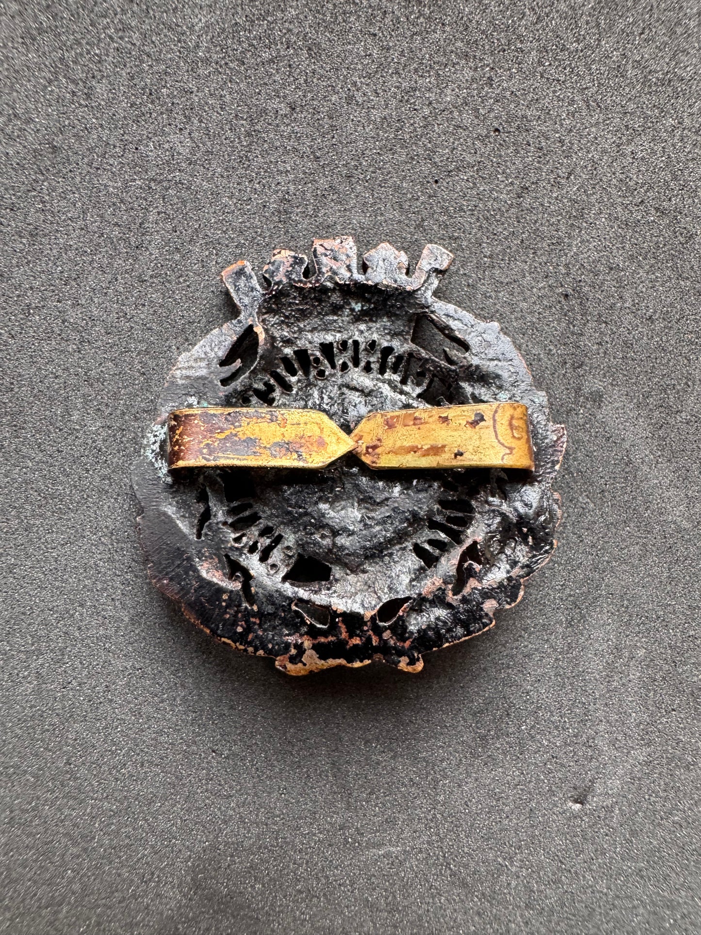 Photo 2 of WW1 British Army 6th Battalion Hampshire Regiment Officer's Cap Badge - collectible militaria item