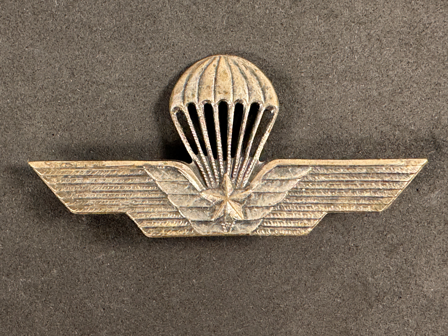 Photo 1 of Early Postwar Italian Parachute Qualification Badge - collectible militaria item