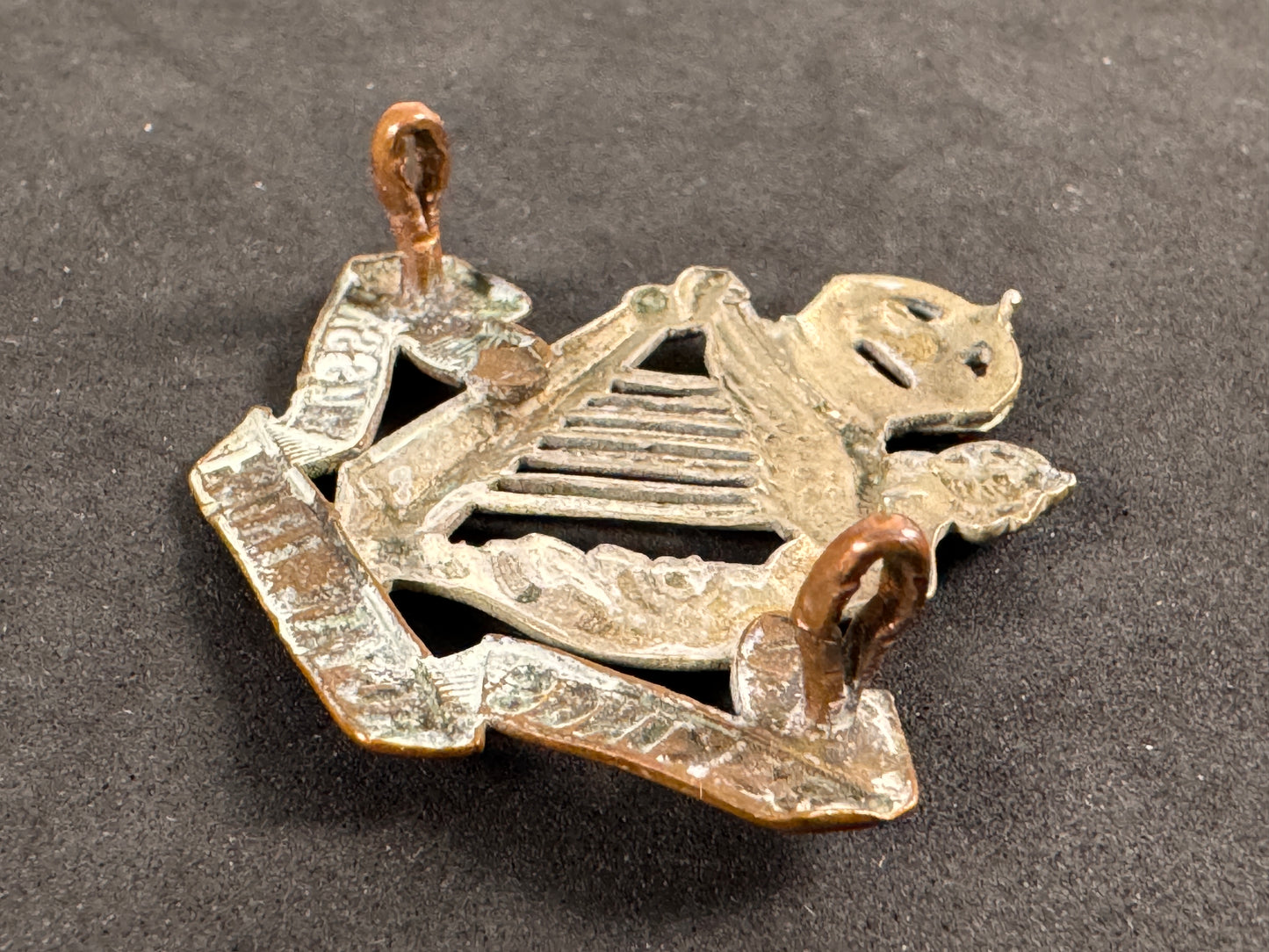 Photo 3 of WW1 British 8th King's Royal Irish Hussars Cap Badge - collectible militaria item
