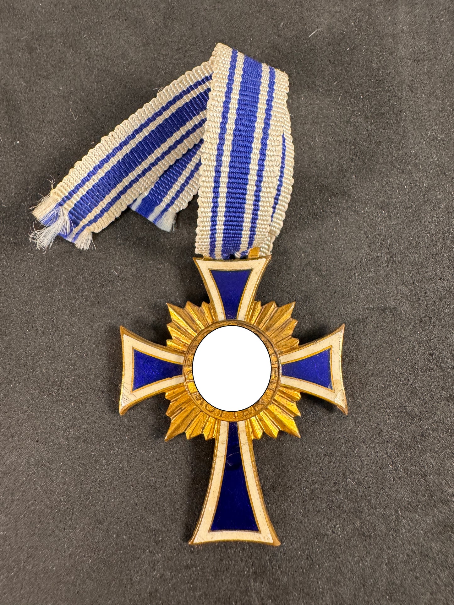 Photo 1 of WW2 German Mother's Cross in Gold - 1st Class Ehrenkreuz der Deutschen Mutter - collectible militaria item