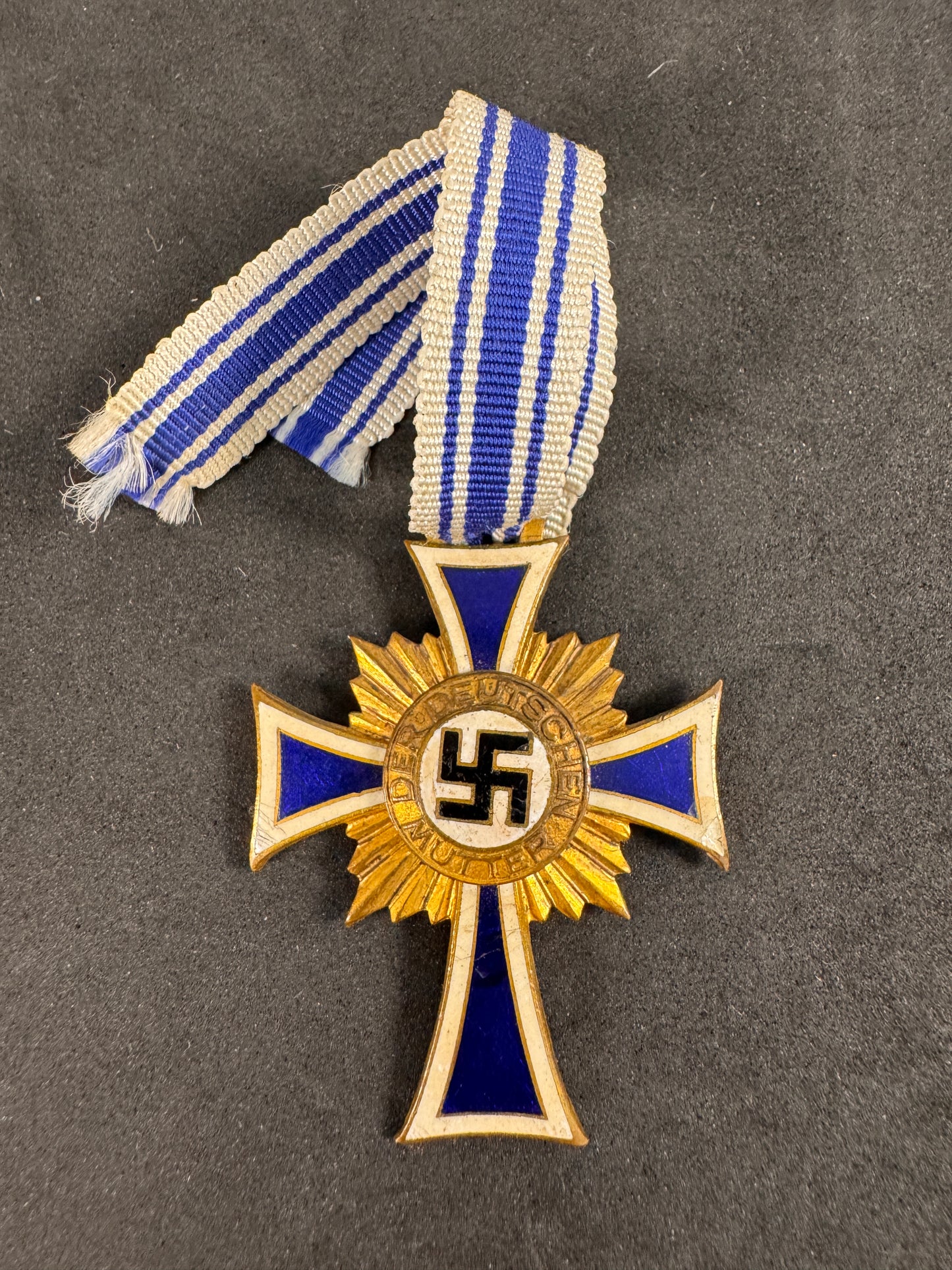 Photo 2 of WW2 German Mother's Cross in Gold - 1st Class Ehrenkreuz der Deutschen Mutter - collectible militaria item