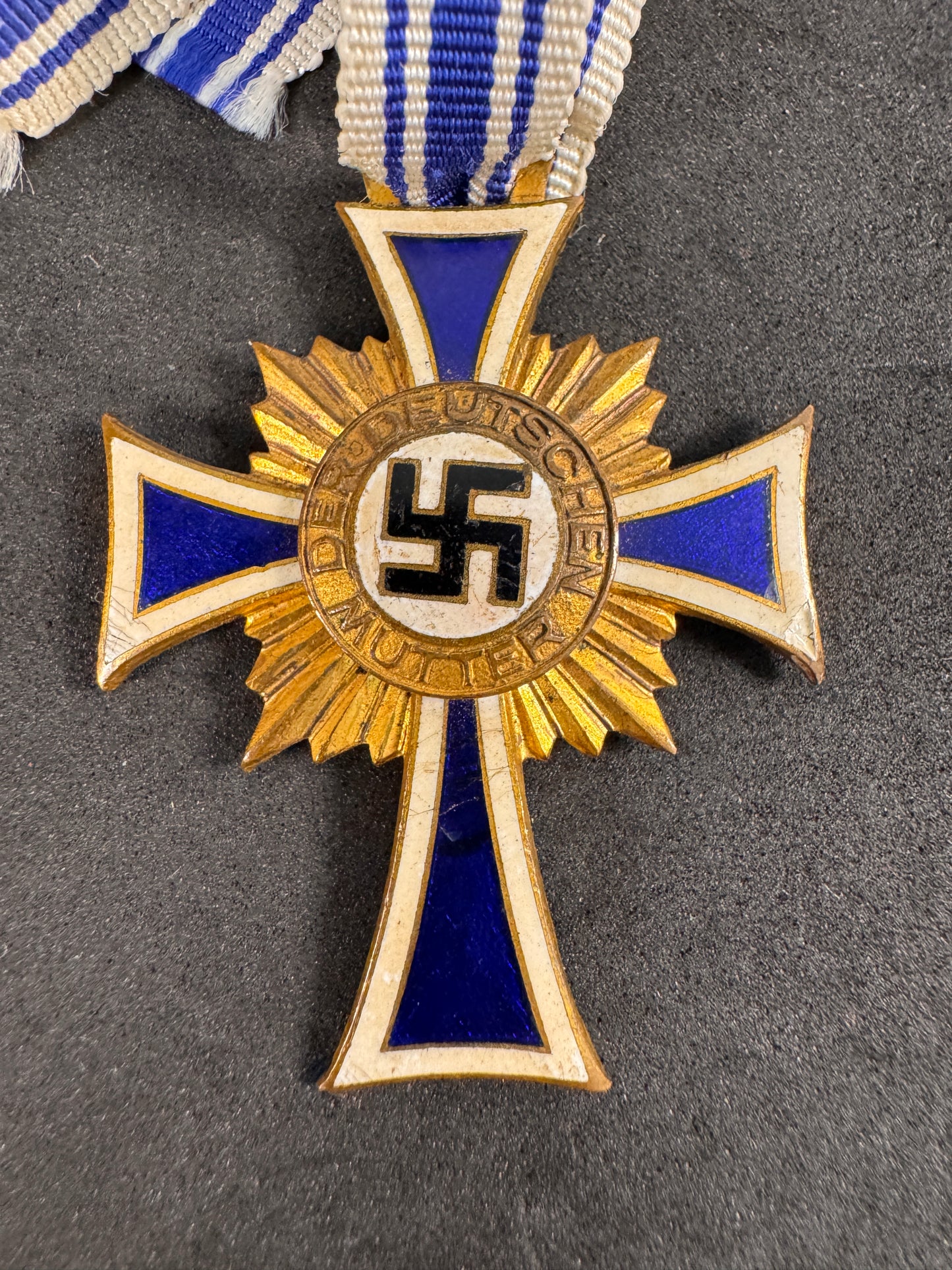 Photo 3 of WW2 German Mother's Cross in Gold - 1st Class Ehrenkreuz der Deutschen Mutter - collectible militaria item