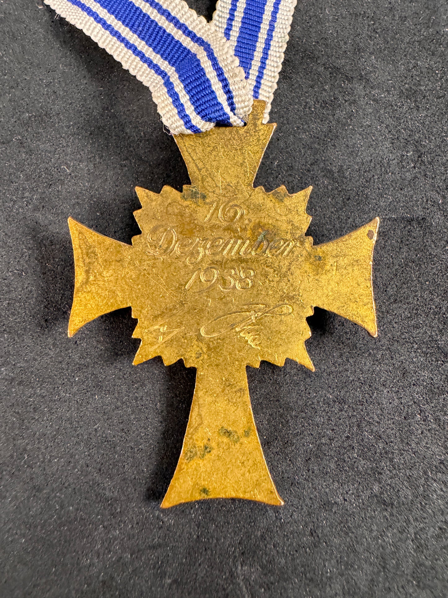 Photo 5 of WW2 German Mother's Cross in Gold - 1st Class Ehrenkreuz der Deutschen Mutter - collectible militaria item