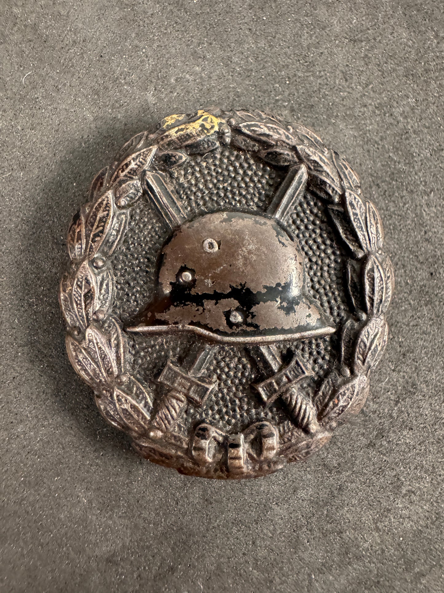 Photo 1 of WW1 German Wound Badge in Black - Verwundetenabzeichen 1918 (Combat Award) - collectible militaria item