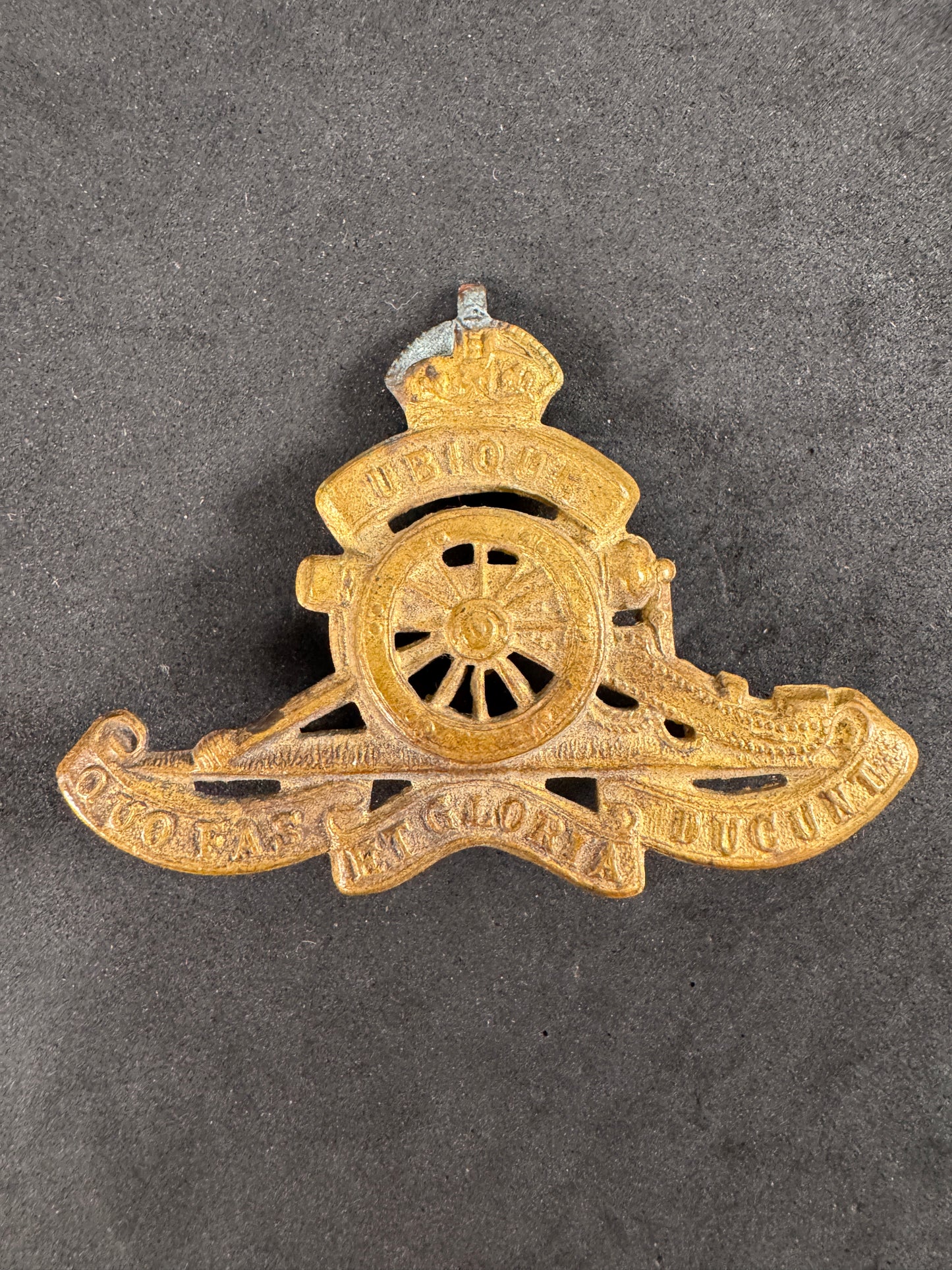 Photo 1 of WW2 Canadian Royal Artillery Cap Badge - collectible militaria item