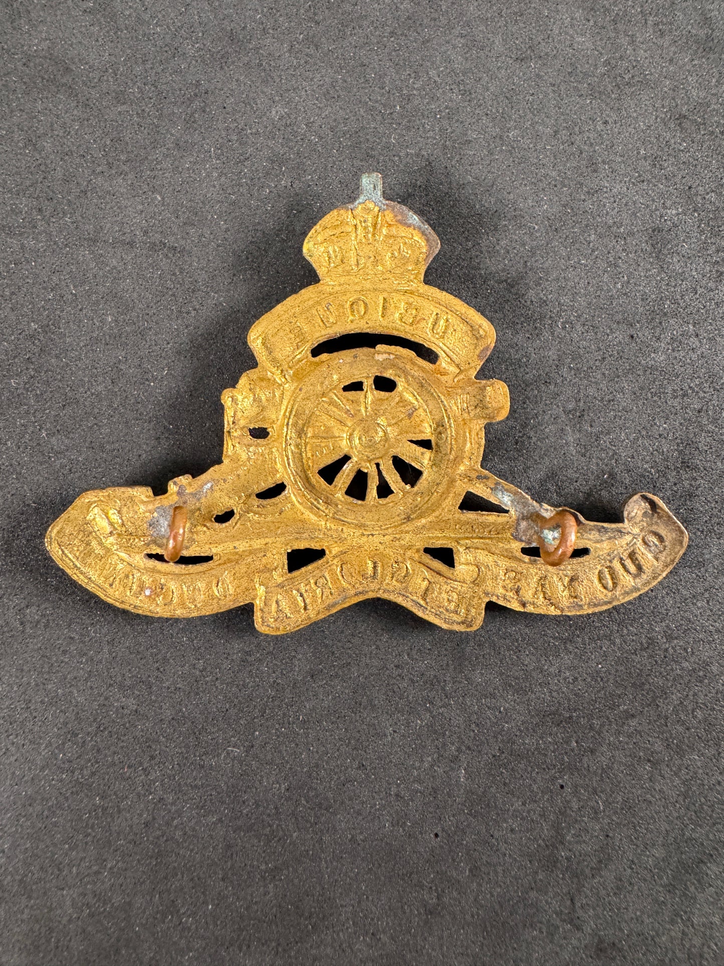 Photo 2 of WW2 Canadian Royal Artillery Cap Badge - collectible militaria item