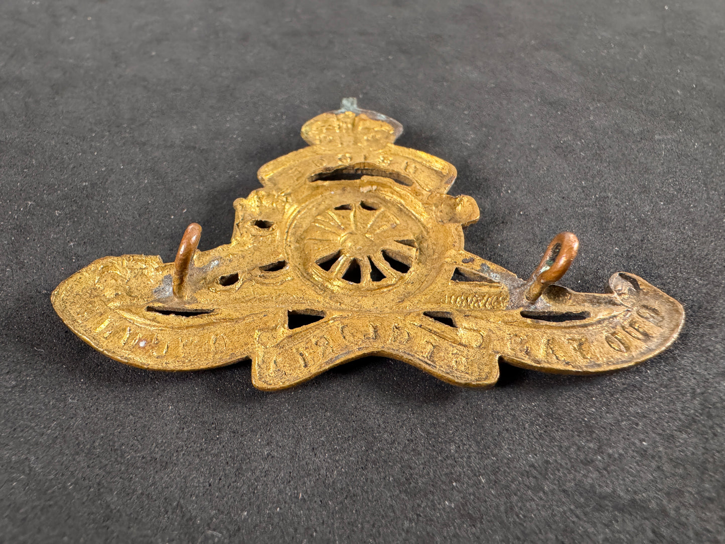 Photo 3 of WW2 Canadian Royal Artillery Cap Badge - collectible militaria item