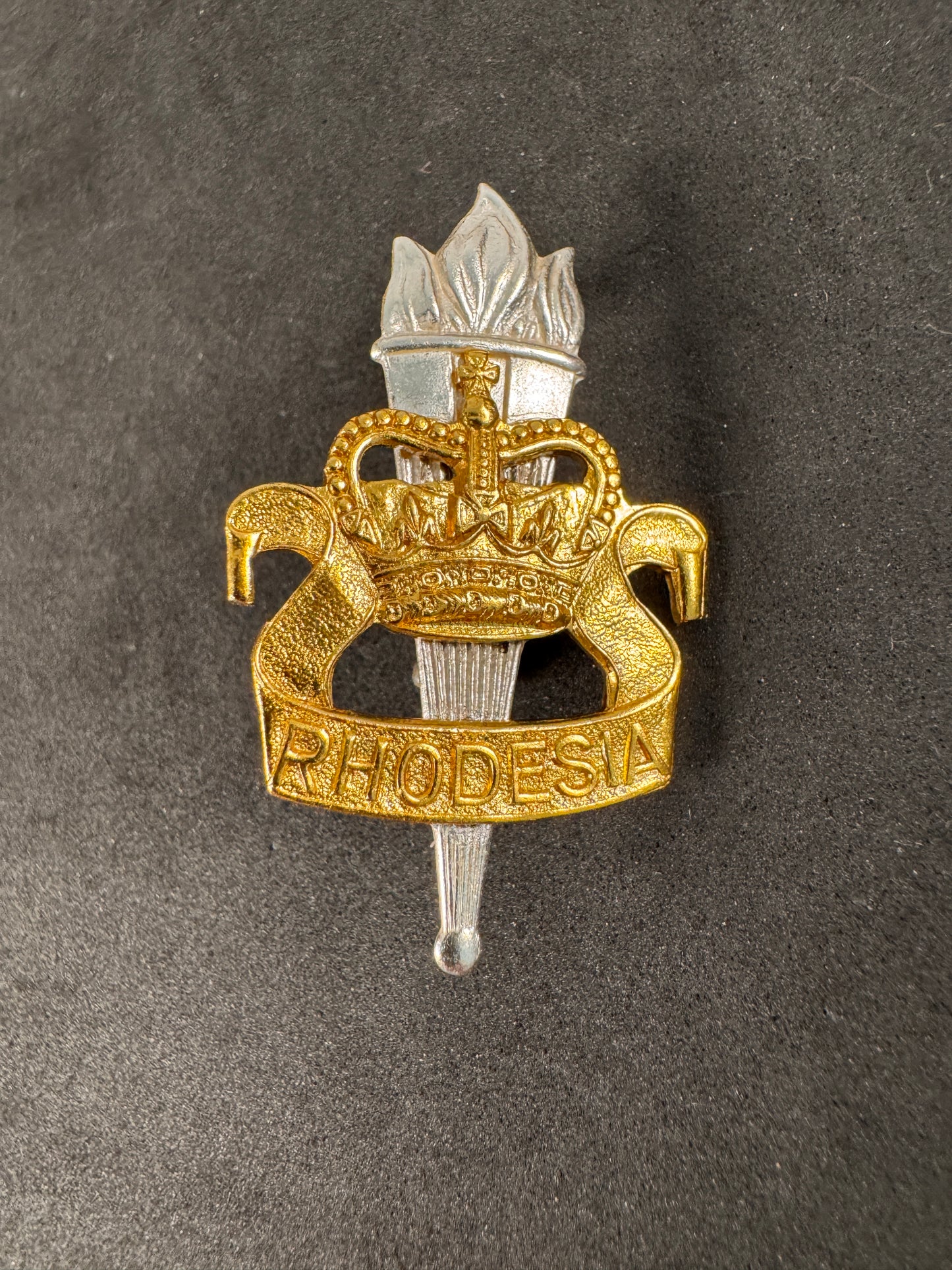 Photo 1 of Rhodesia Army Education Corps Officer's Cap Badge - Post-WW2 - collectible militaria item