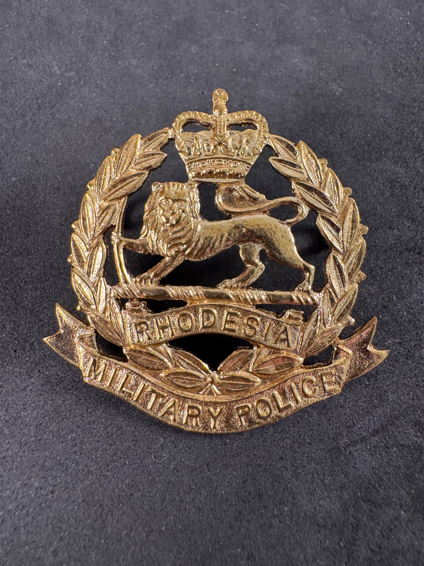 Photo 1 of Rhodesia Corps of Military Police Cap Badge 1965-1967 - collectible militaria item