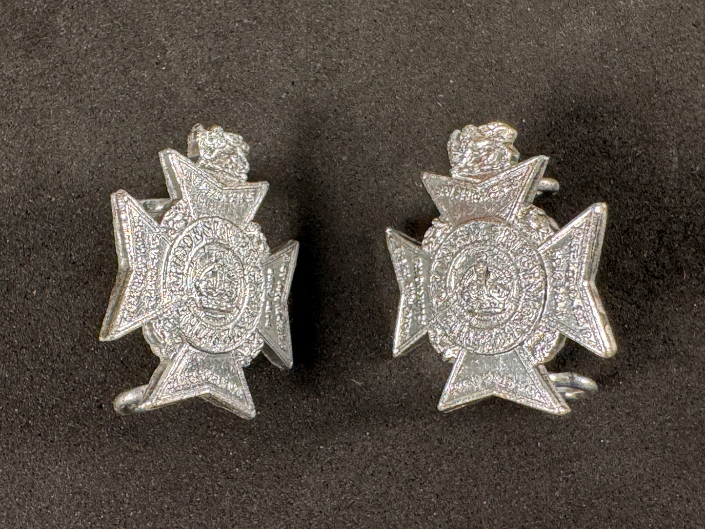 Photo 2 of The Rhodesia Regiment Chromed Cap Badge & Collar Badges 1972-1980 - collectible militaria item