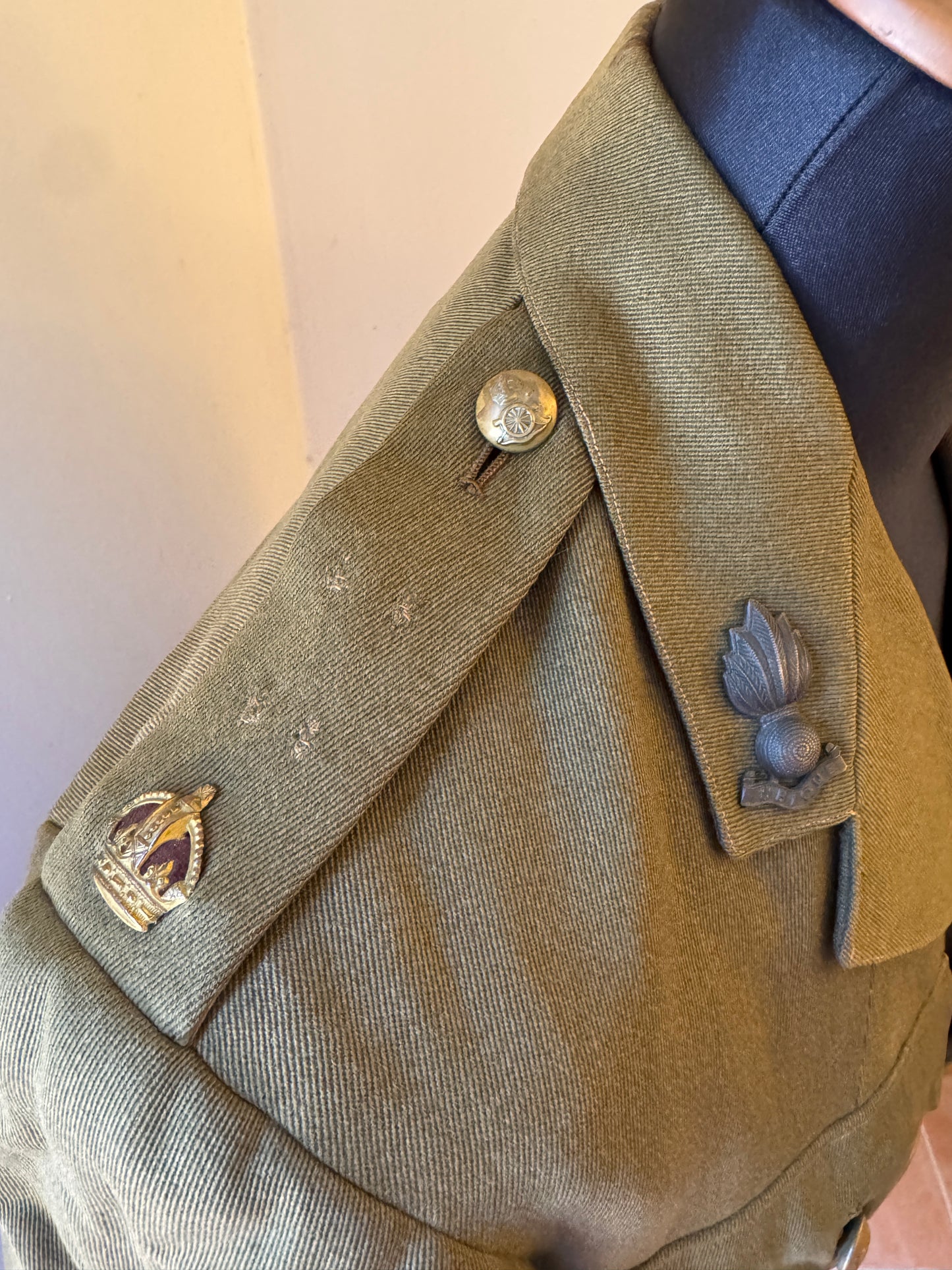 Photo 3 of WW2 British Army Royal Artillery Officer's Uniform Tunic & Trousers - collectible militaria item
