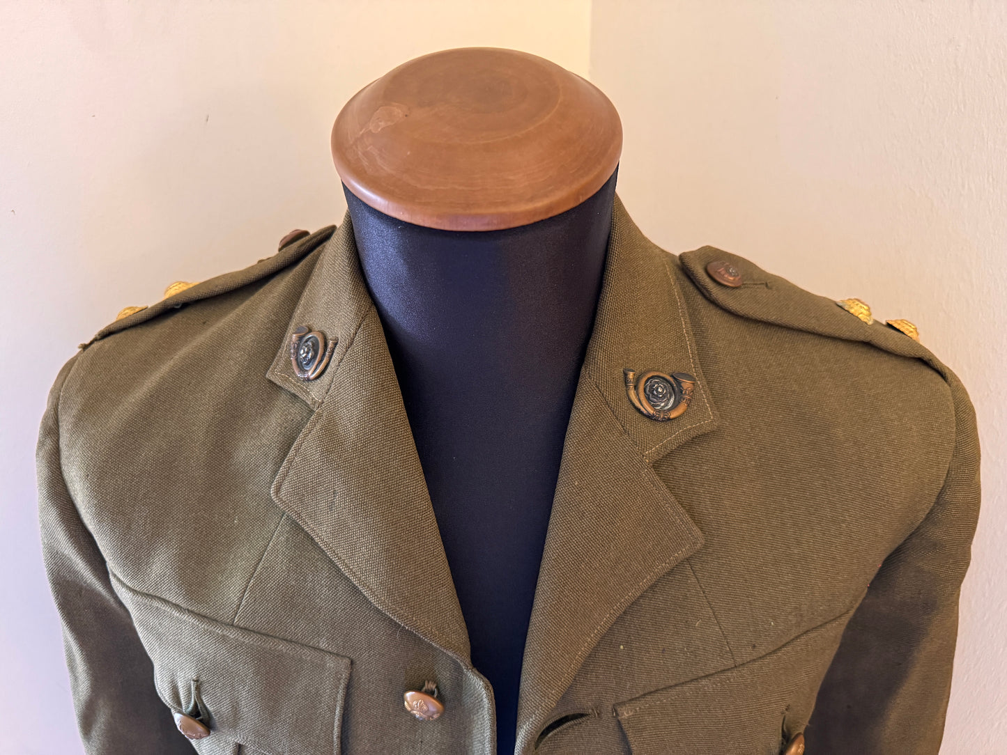 Photo 2 of WW2 British Army King's Own Yorkshire Light Infantry Officer's Uniform (KOYLI) - collectible militaria item
