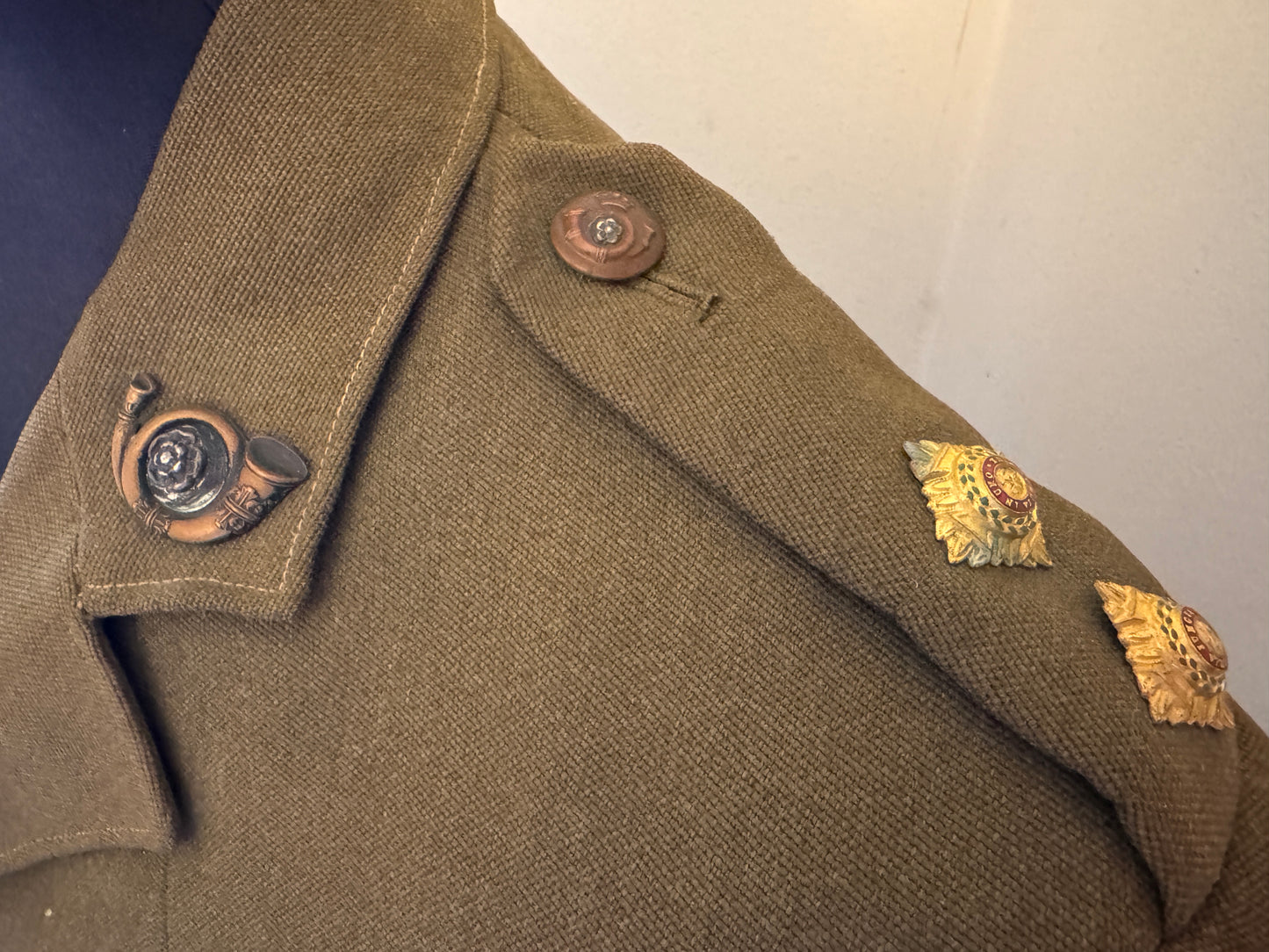 Photo 3 of WW2 British Army King's Own Yorkshire Light Infantry Officer's Uniform (KOYLI) - collectible militaria item