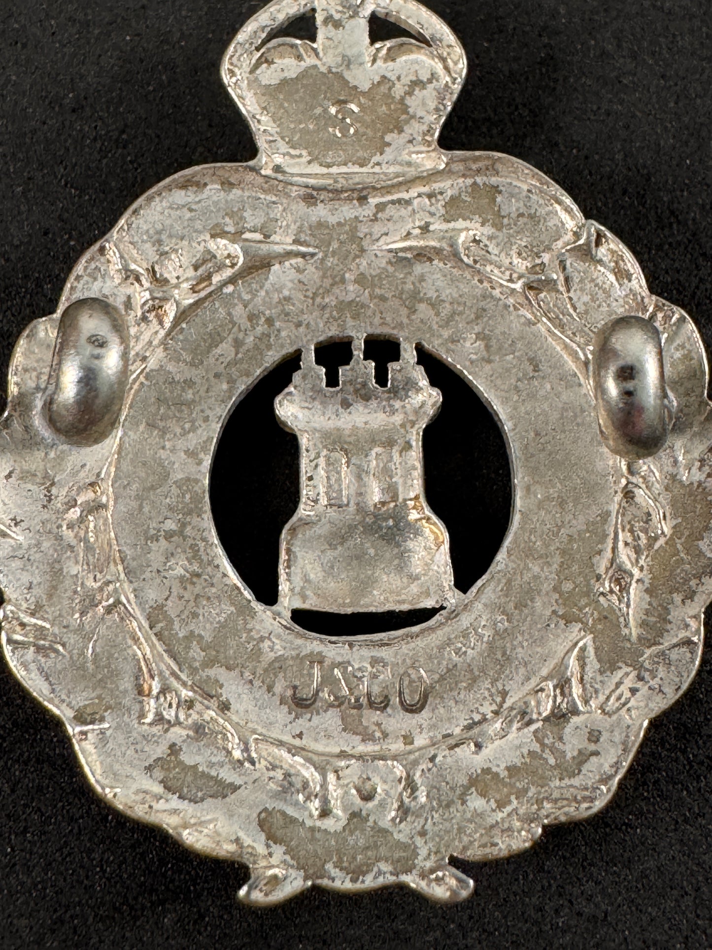 Photo 3 of WW1 British Army Isle of Wight Rifles Officer's Silver Cap Badge J&CO - collectible militaria item