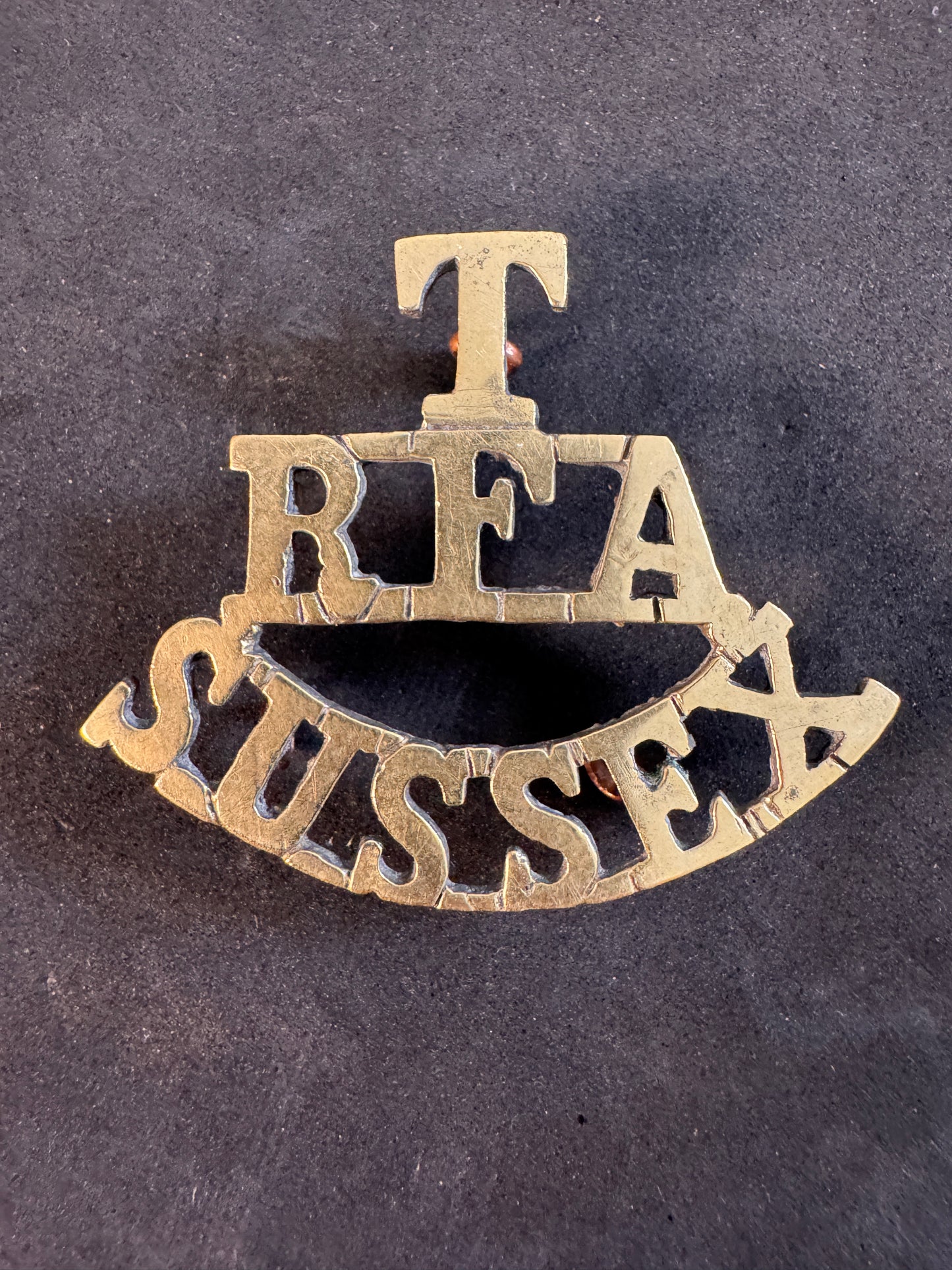 Image of WW1 British Army T RFA SUSSEX Shoulder Title Badge