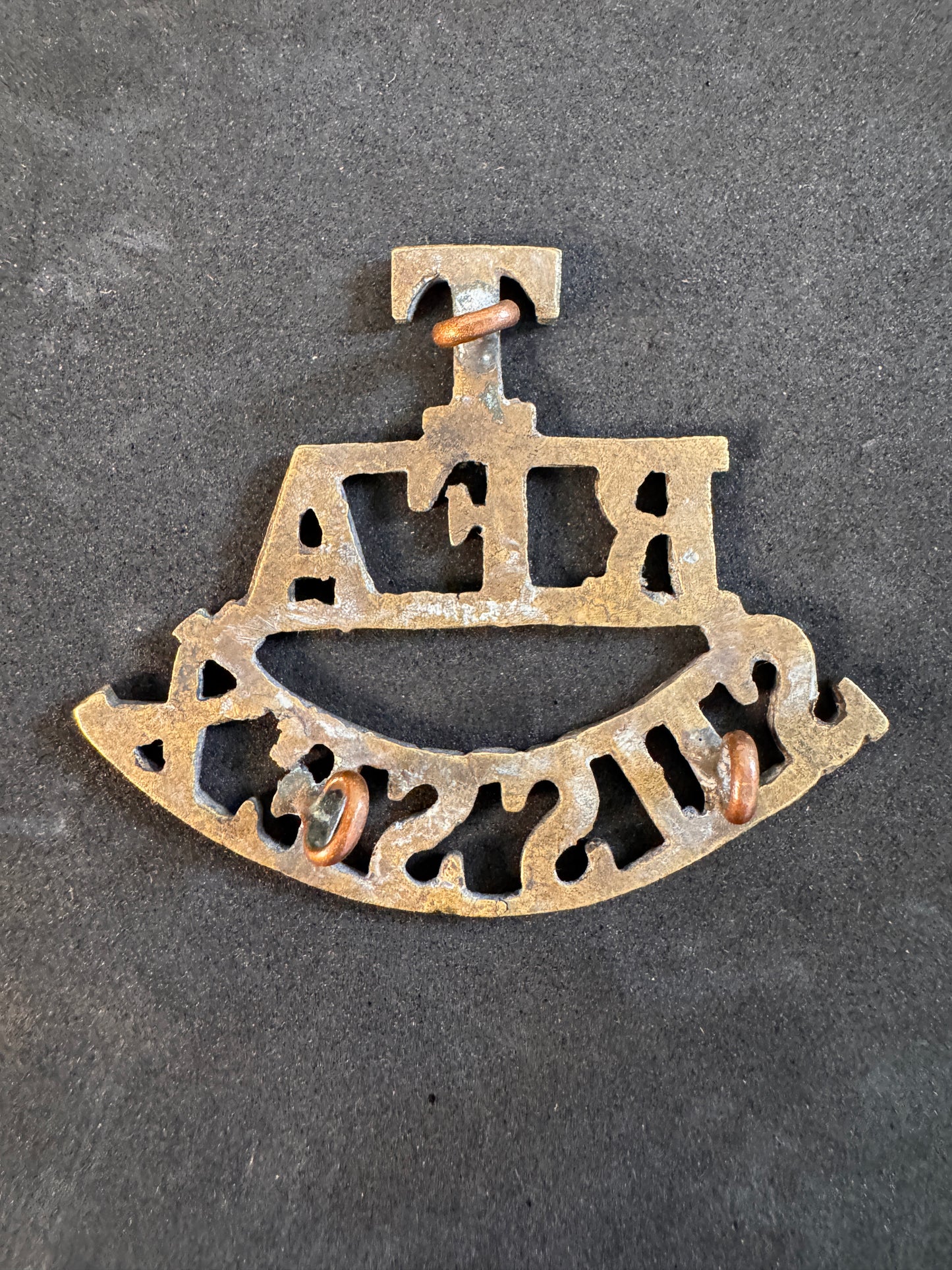 Image of product: ww1 british army t rfa sussex shoulder title badge