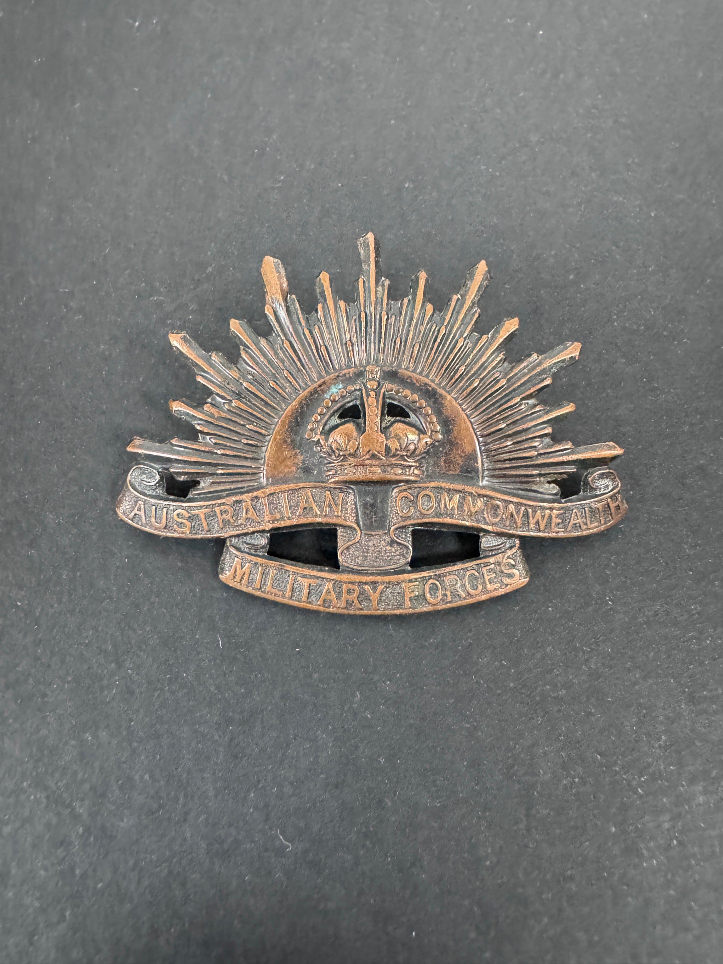 WW2 Australian Commonwealth Military Forces Cap Badge ARENDSEN MELBOURNE