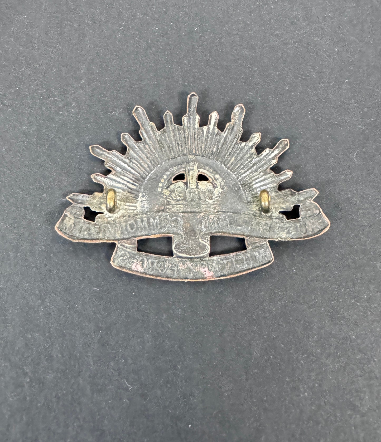 WW2 Australian Commonwealth Military Forces Cap Badge ARENDSEN MELBOURNE