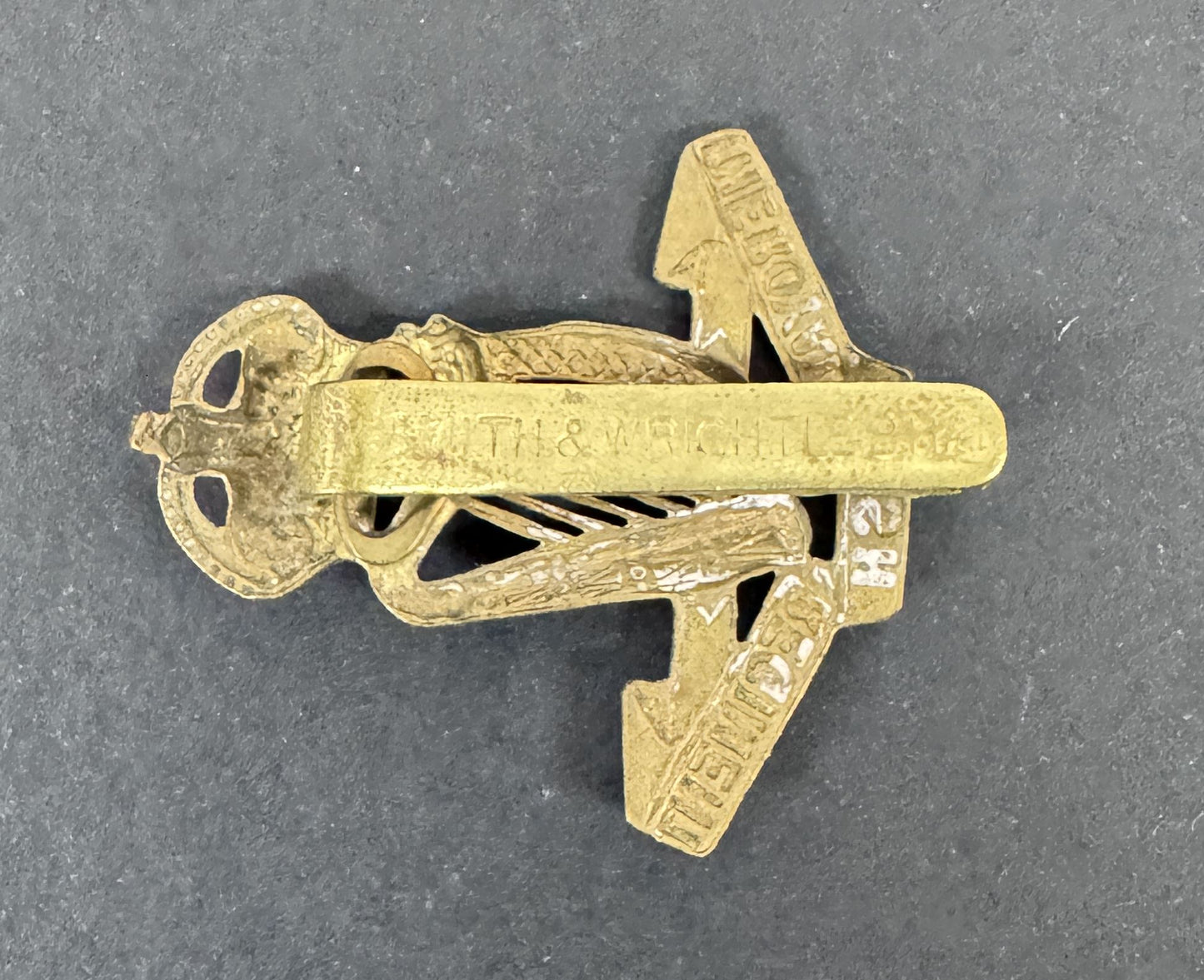 WW1 British Army Royal Irish Regiment Cap Badge SMITH & WRIGHT