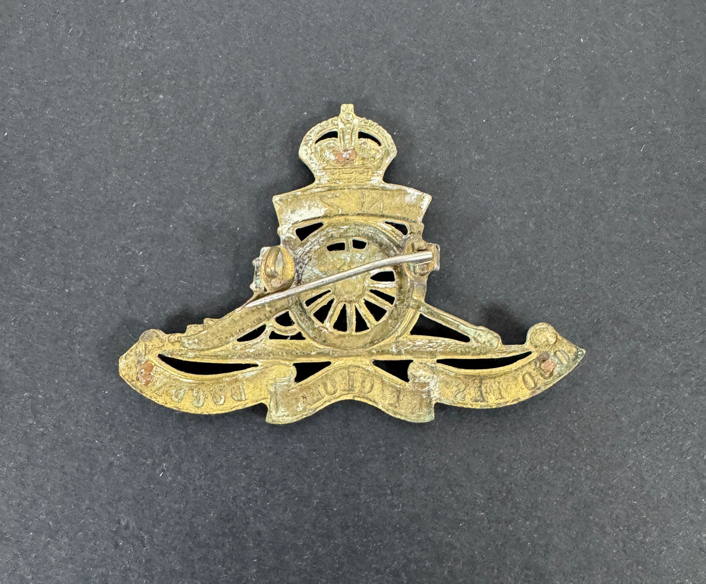 WW1 Royal New Zealand Artillery Cap Badge NZEF – An original other ranks cap badge of the Royal New Zealand Artillery. Gil...