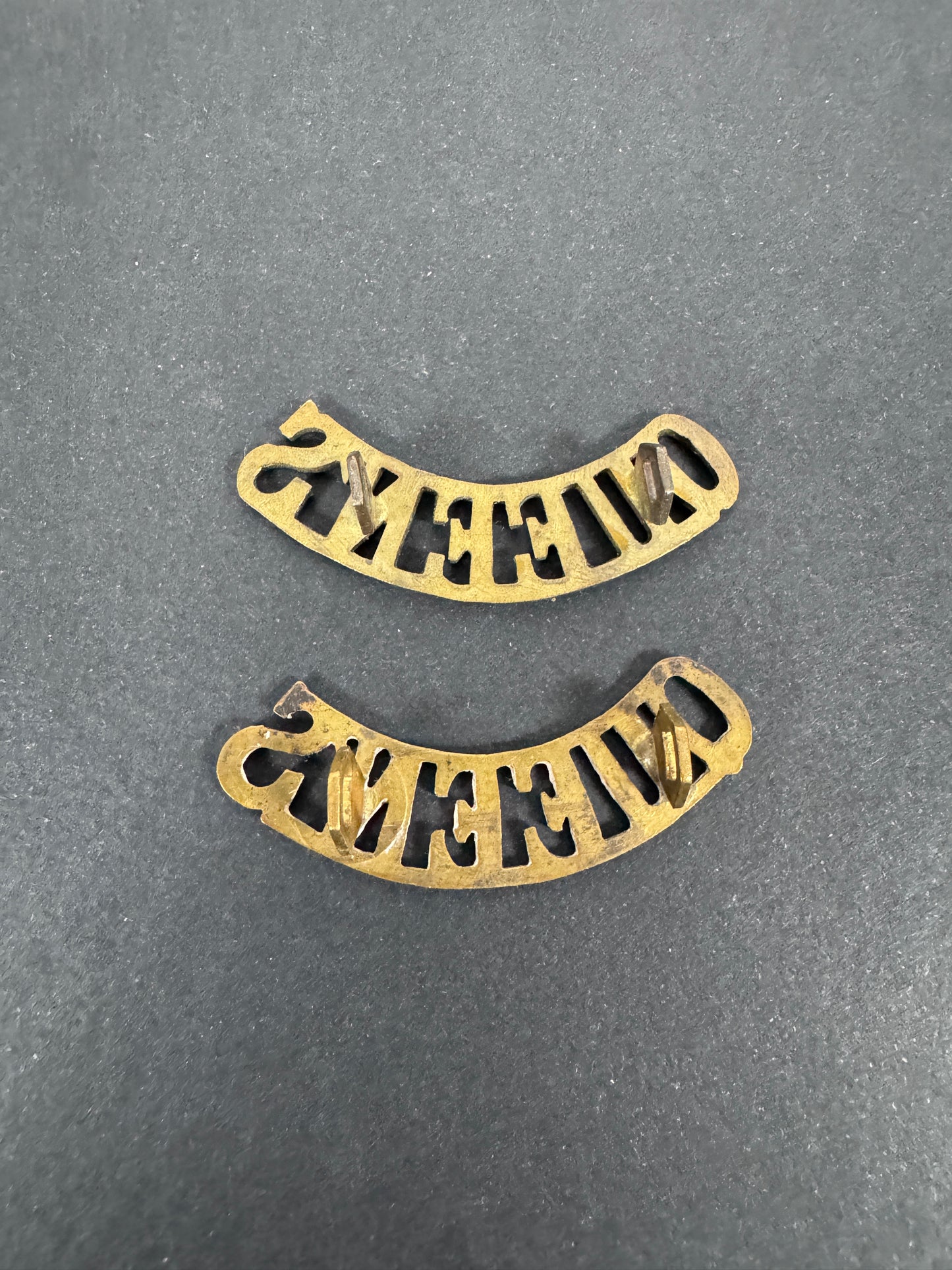 British Army The Queen's Royal Regiment (QUEEN'S) Shoulder Title Badges (Pair) – A matching pair of original uniform shoul...