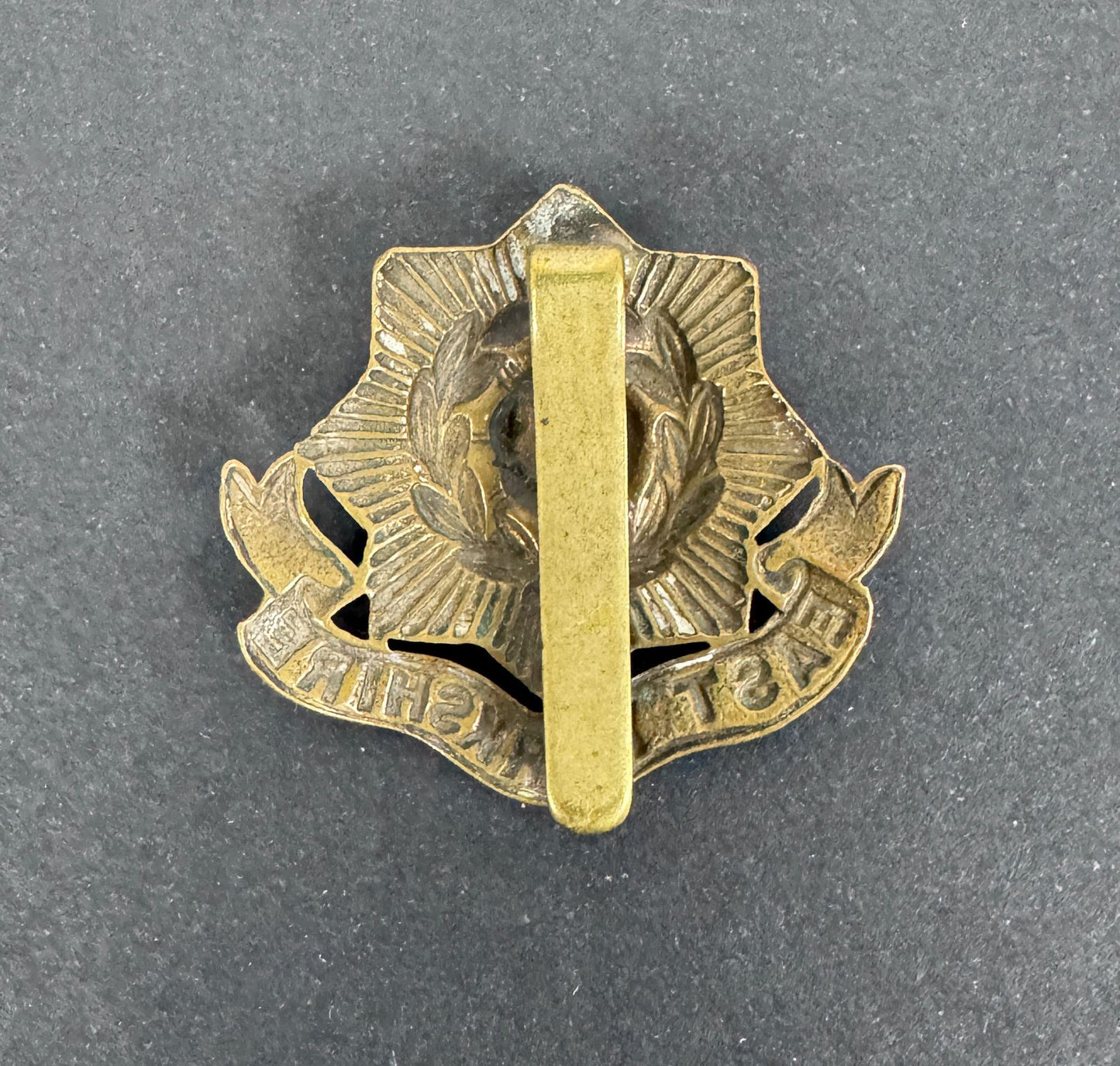WW1 British Army East Yorkshire Regiment Economy Brass Cap Badge