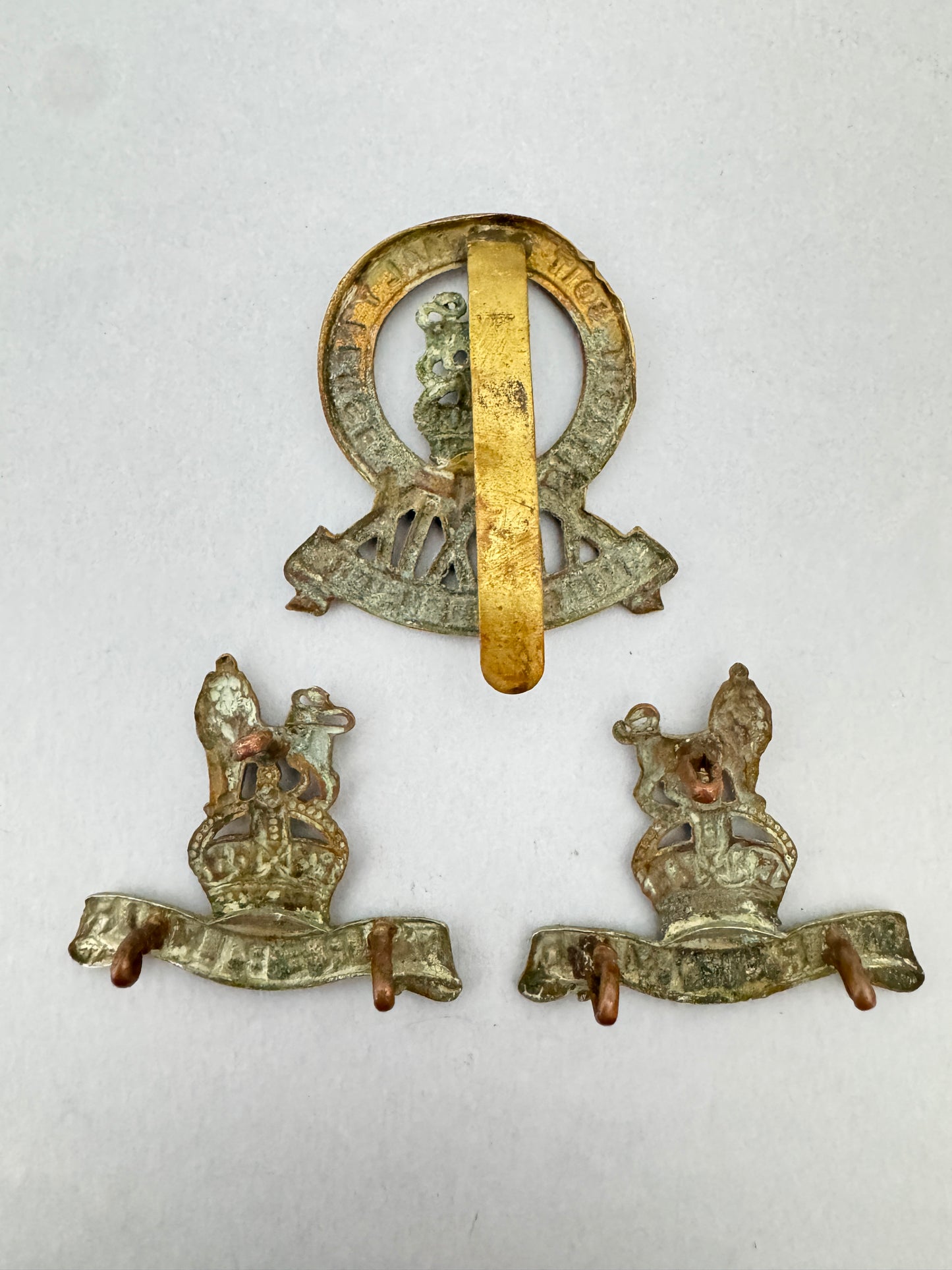 WW2 British Army 15th 19th Hussars (Armoured) Regiment Cap Badge & Collar Badges